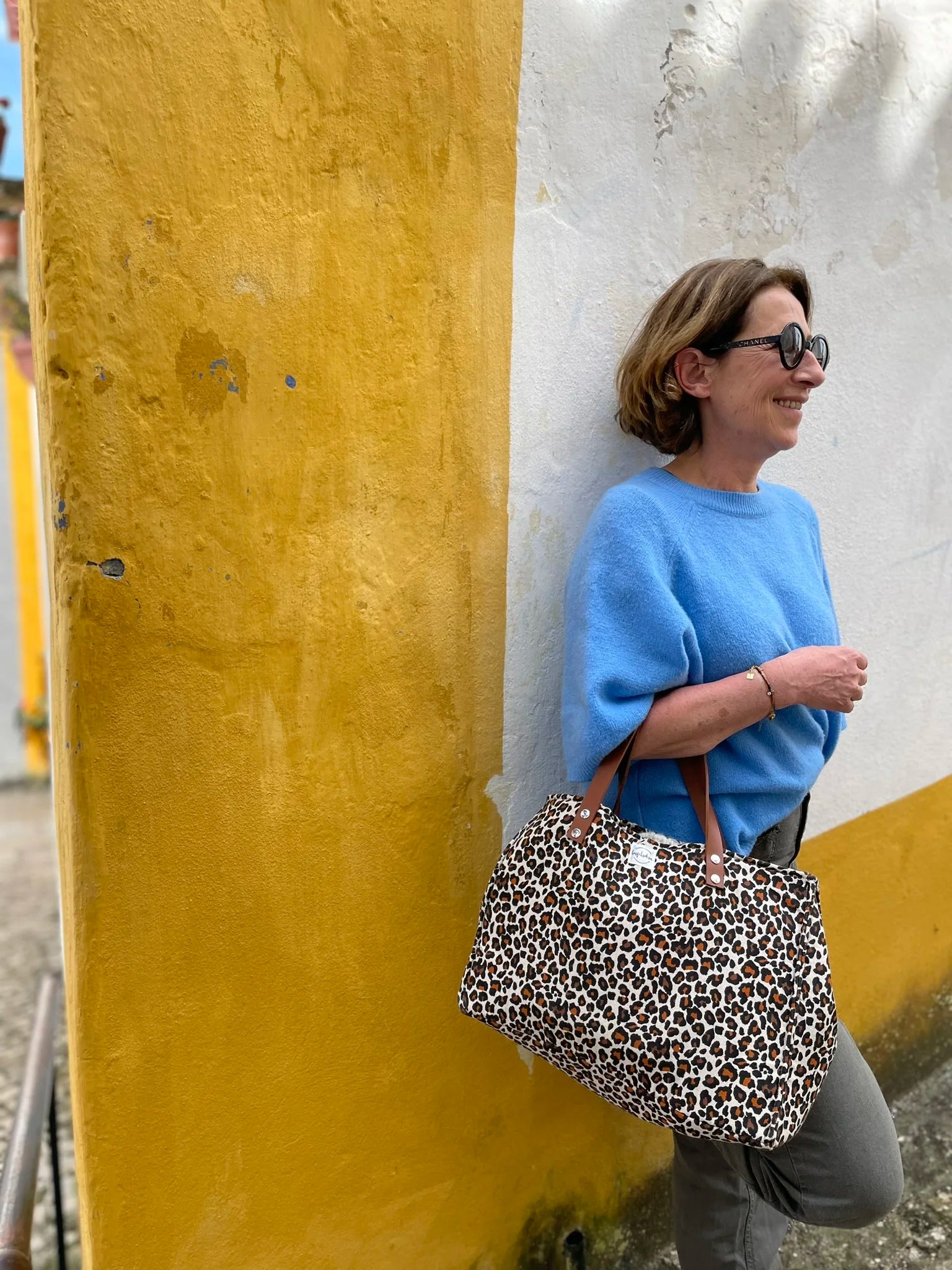 Le sac Shopper léopard en cuir et tissu