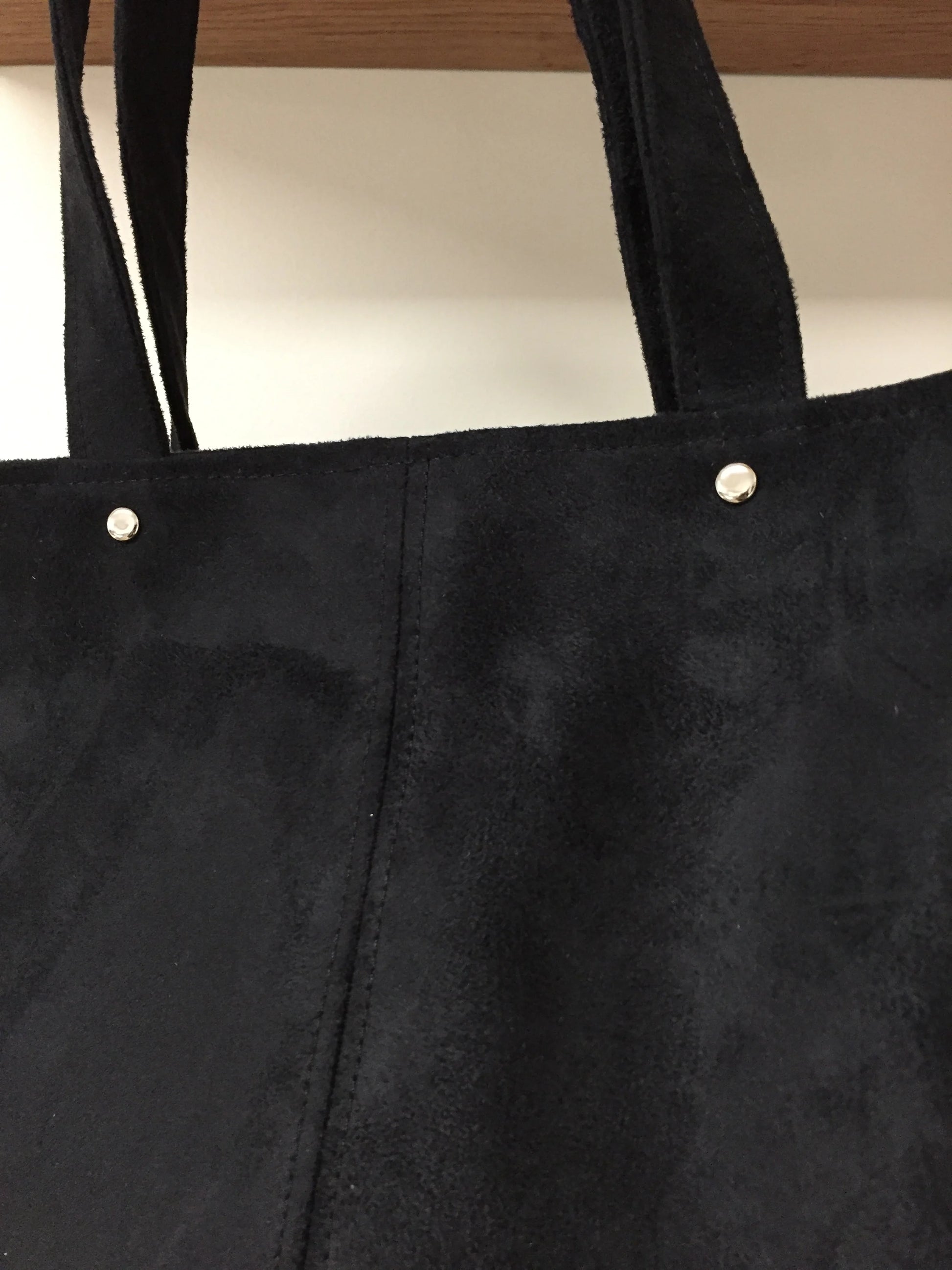 Les surpiqures ton sur ton du sac shopper noir Lesfilsdisa