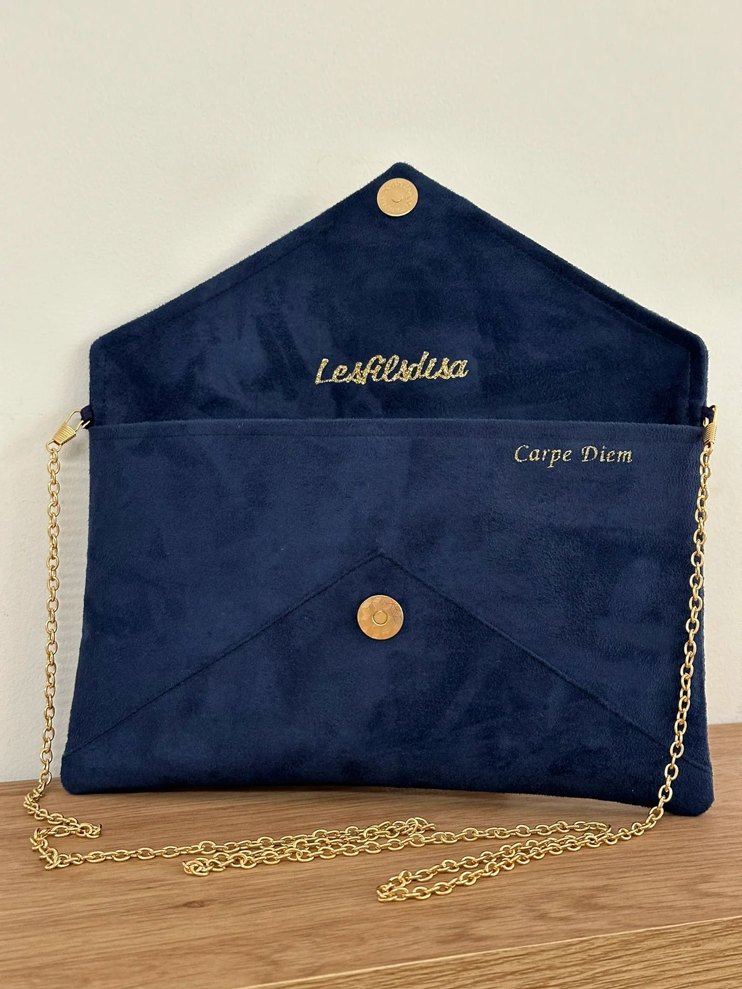 Exemple de personnalisation intérieure du sac pochette Isa bleu marine à paillets dorées.