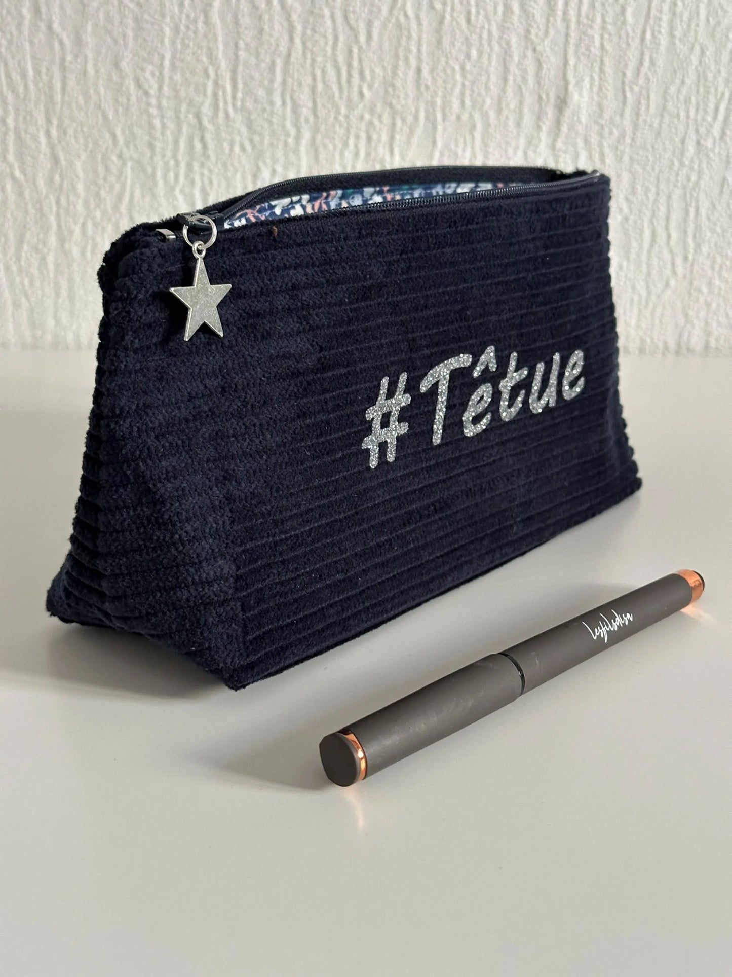 La trousse scolaire en velours bleu personnalisable, ouverte.