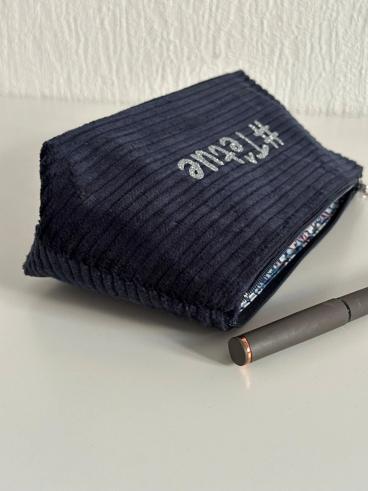 Vue latérale de la trousse scolaire en velours bleu.