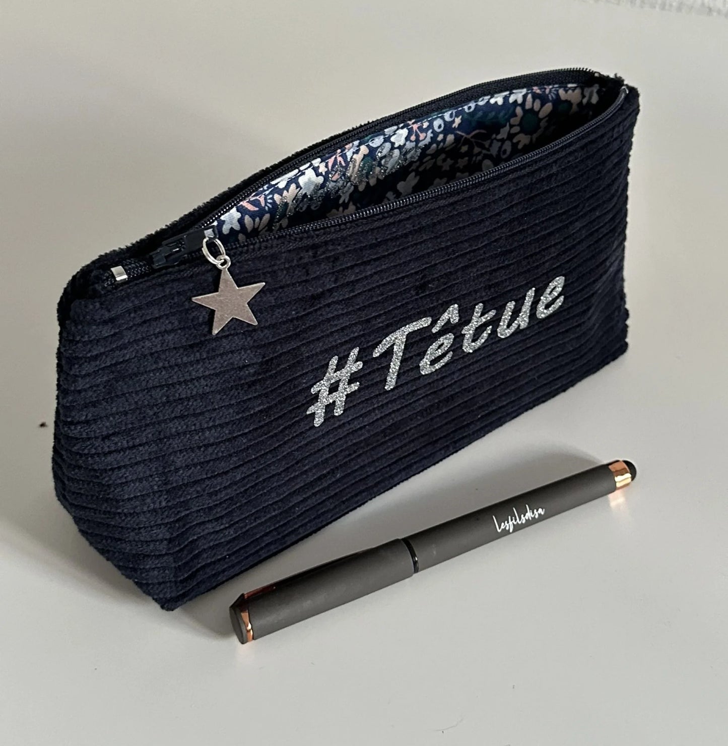 Aperçu du tissu intérieur fleuri de la trousse scolaire en velours bleu personnalisable.