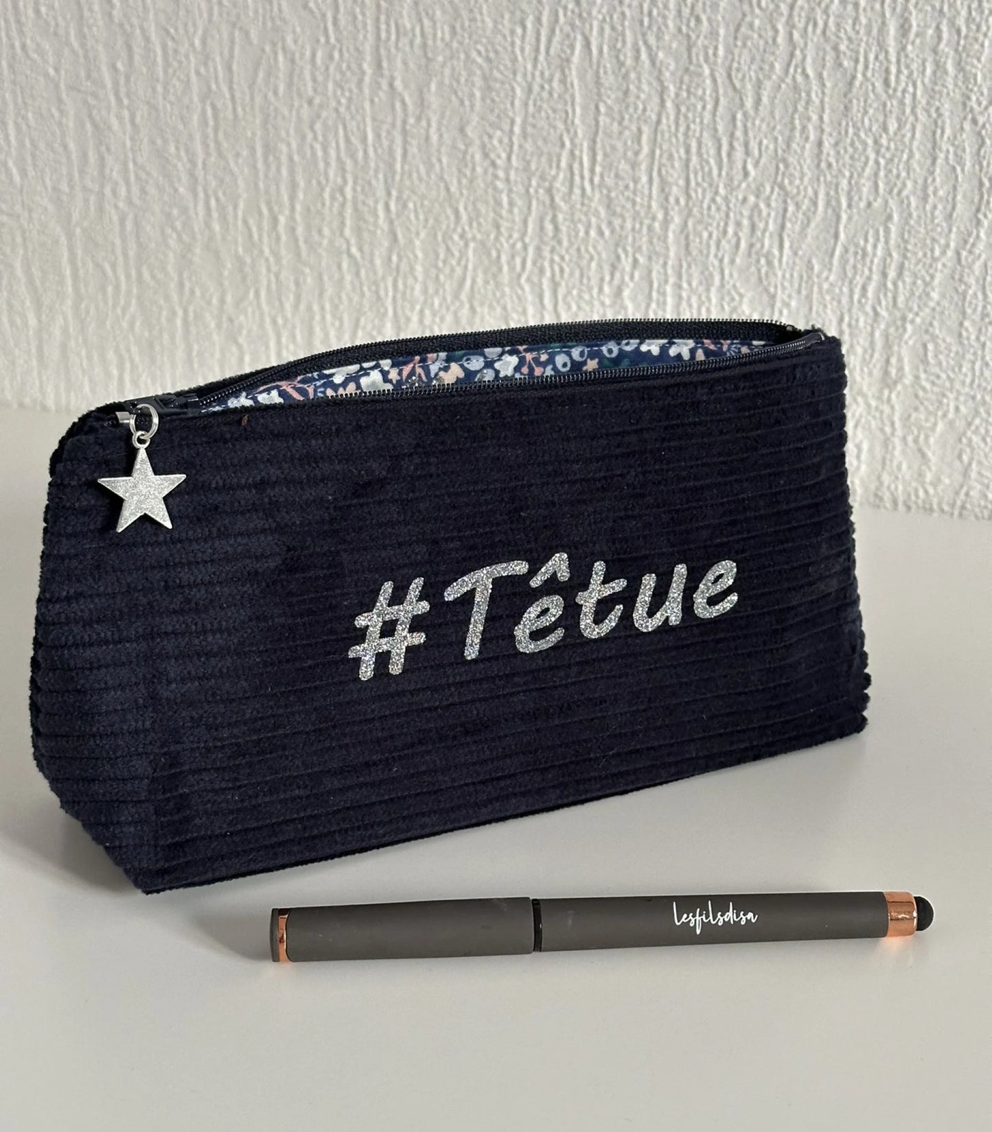 La trousse d'école en velours cotelé bleu marine avec un exemple de personnalisation.