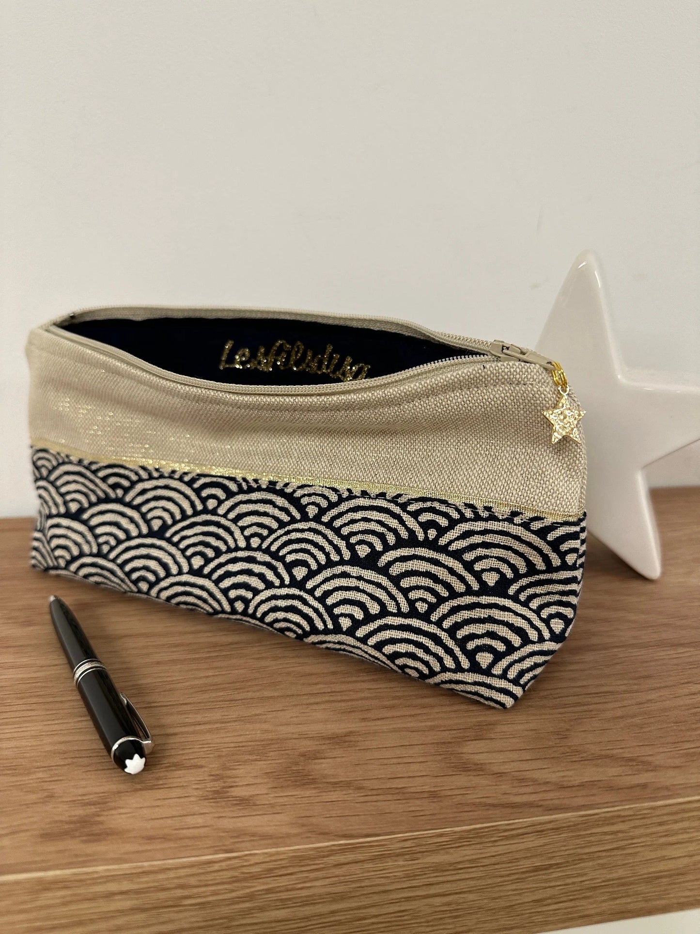 La trousse à stylos en tissu japonais bleu nuit et doré, ouverte.