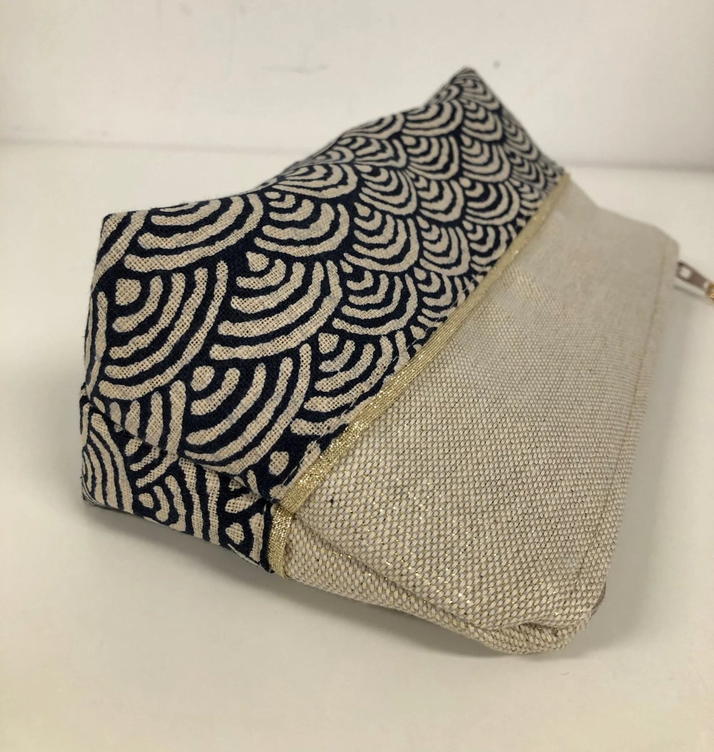 Vue latérale de la trousse à stylos en tissu japonais bleu nuit et doré.