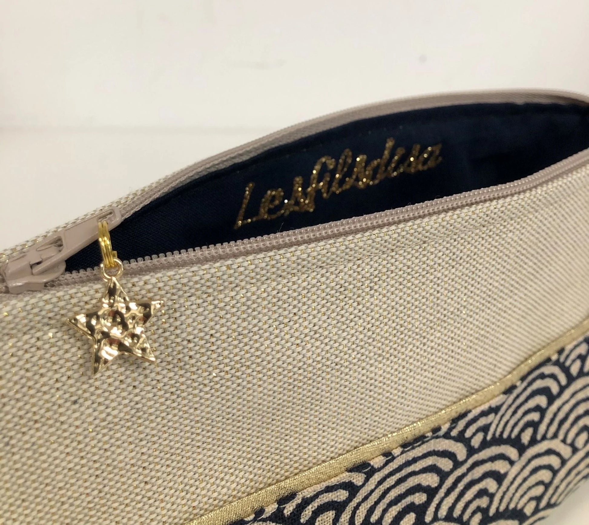 L'intérieur de la trousse à stylos en tissu japonais bleu nuit et doré.
