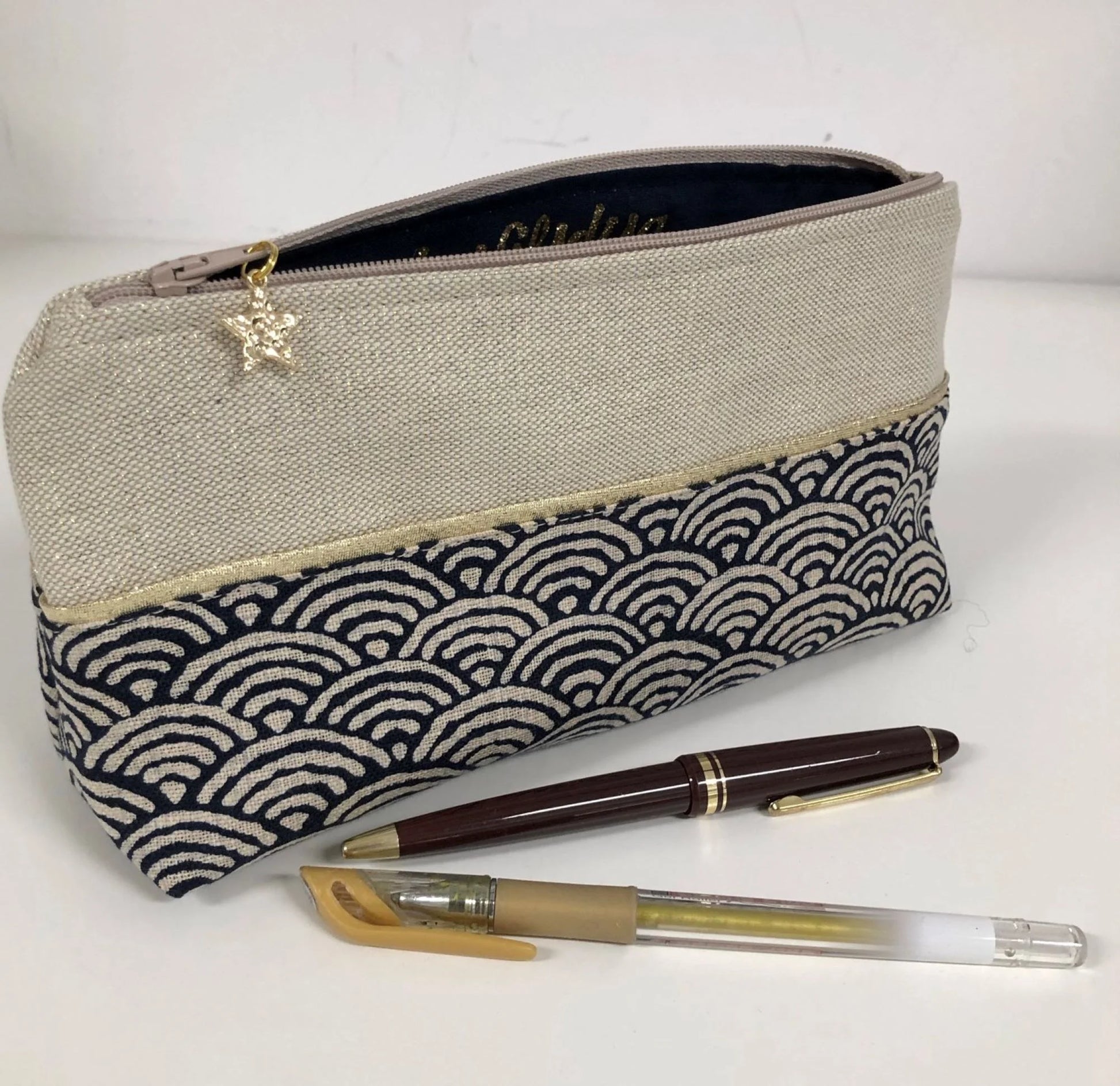 Vue de face de la trousse à stylos en tissu japonais bleu nuit et doré.