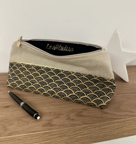La trousse à stylos en tissu japonais Seigaiha bleu marine et doré, ouverte.
