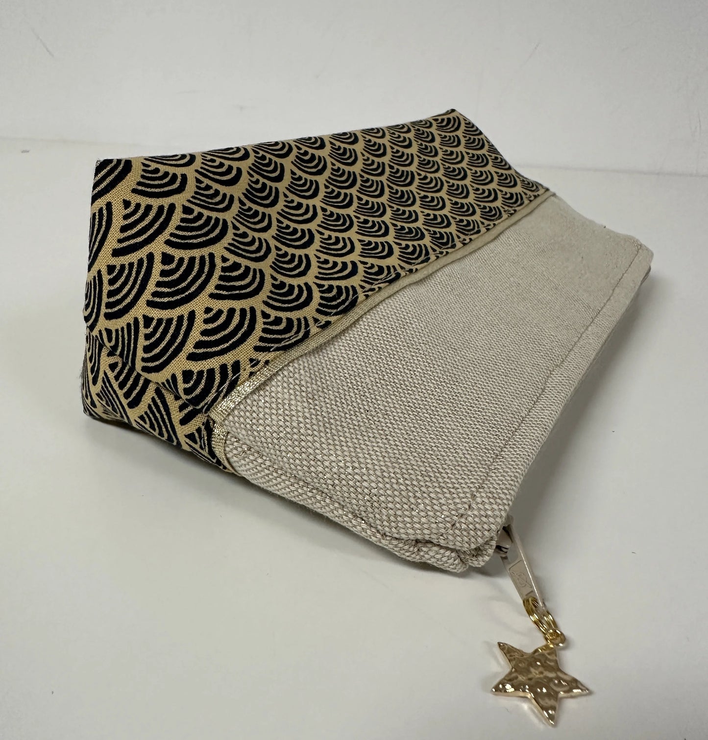 Vue latérale de la trousse à stylos en tissu japonais Seigaiha bleu marine et doré, avec son étoile.
