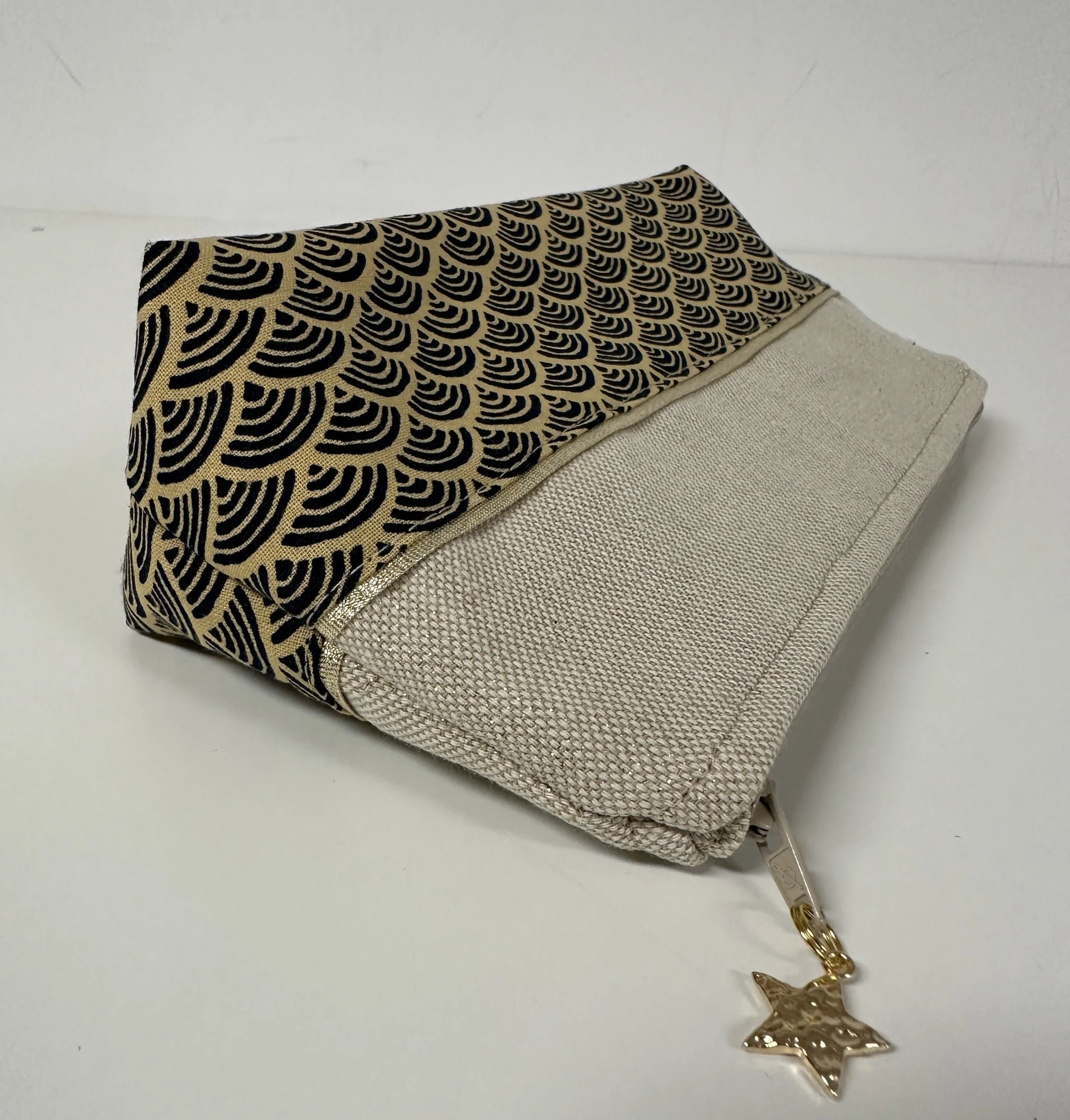 Vue latérale de la trousse à stylos en tissu japonais Seigaiha bleu marine et doré, avec son étoile.