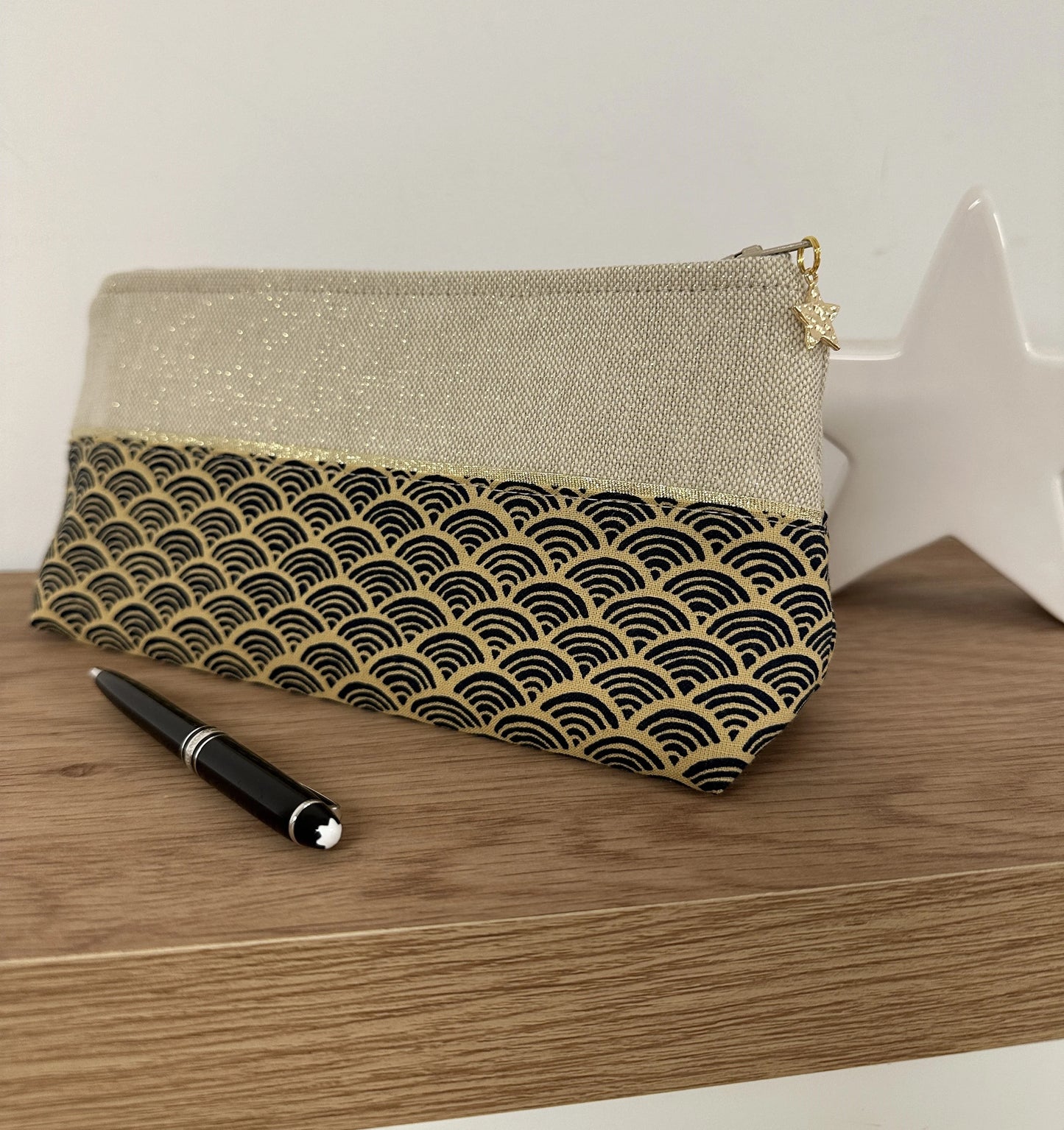 La trousse à stylos en tissu japonais Seigaiha bleu marine et doré, fermée.