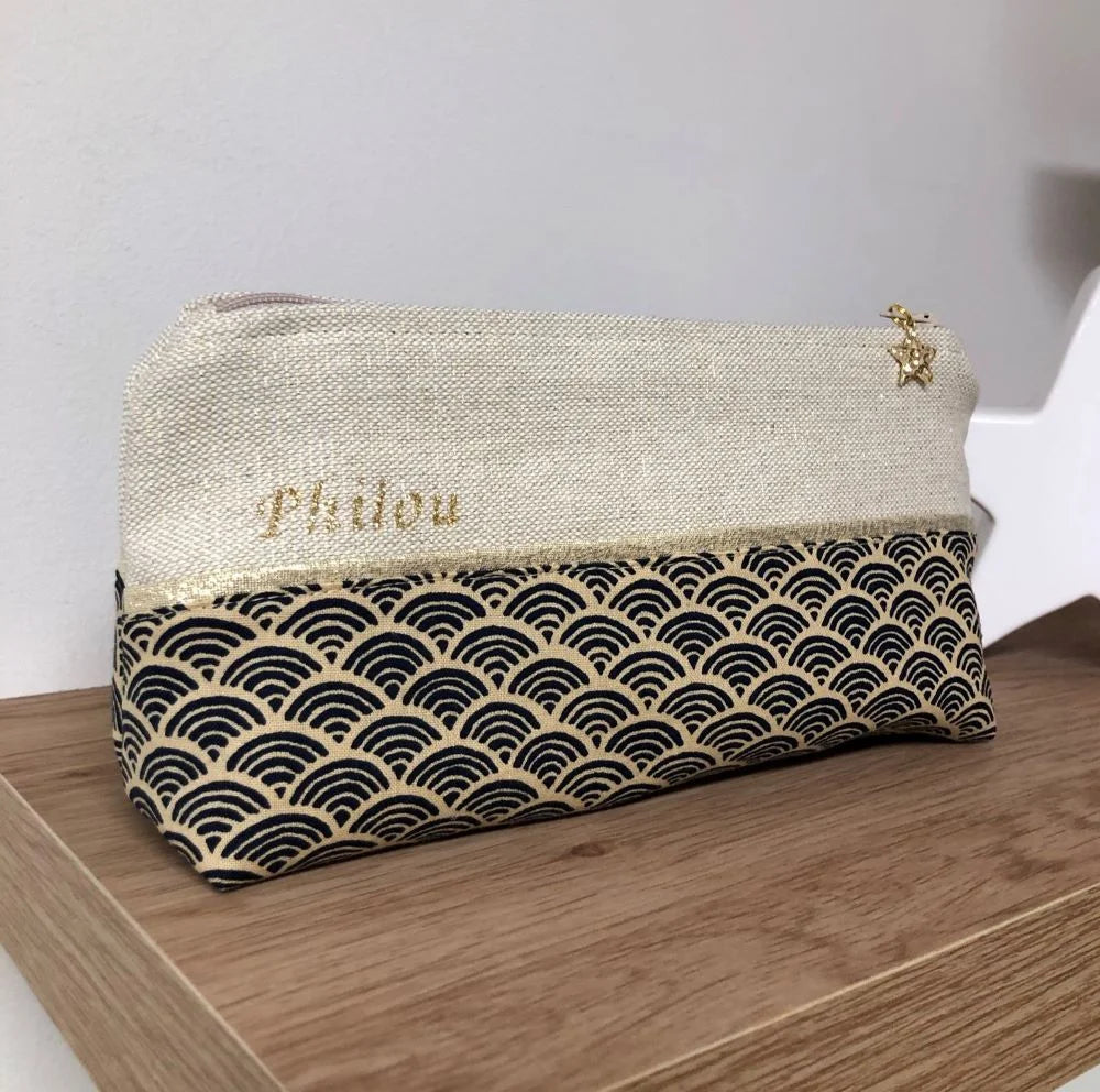 Exemple de personnalisation de la trousse à stylos en tissu japonais Seigaiha bleu marine et doré.