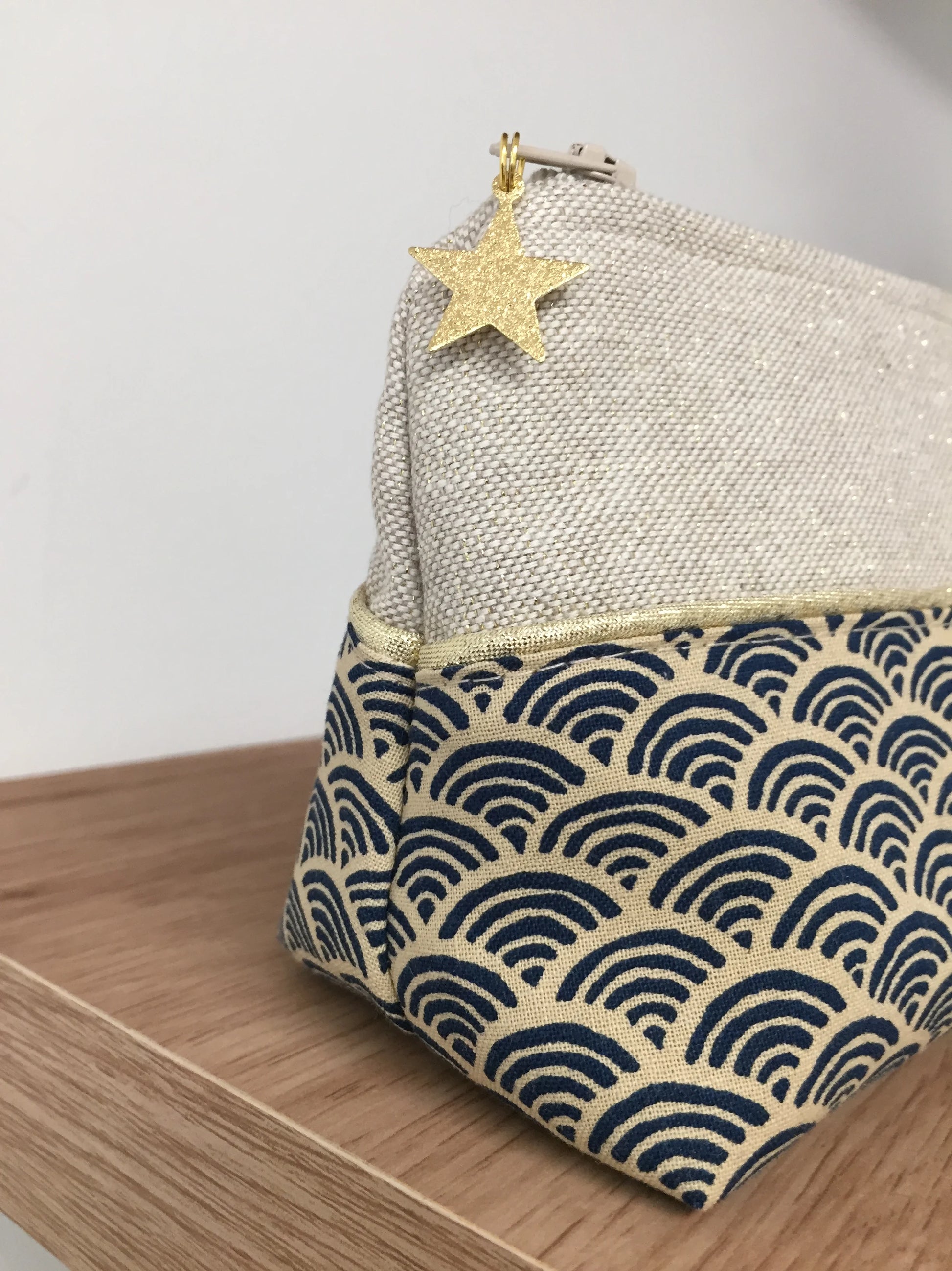 Détails dorés de la trousse à stylos en tissu japonais Seigaiha bleu marine et doré.