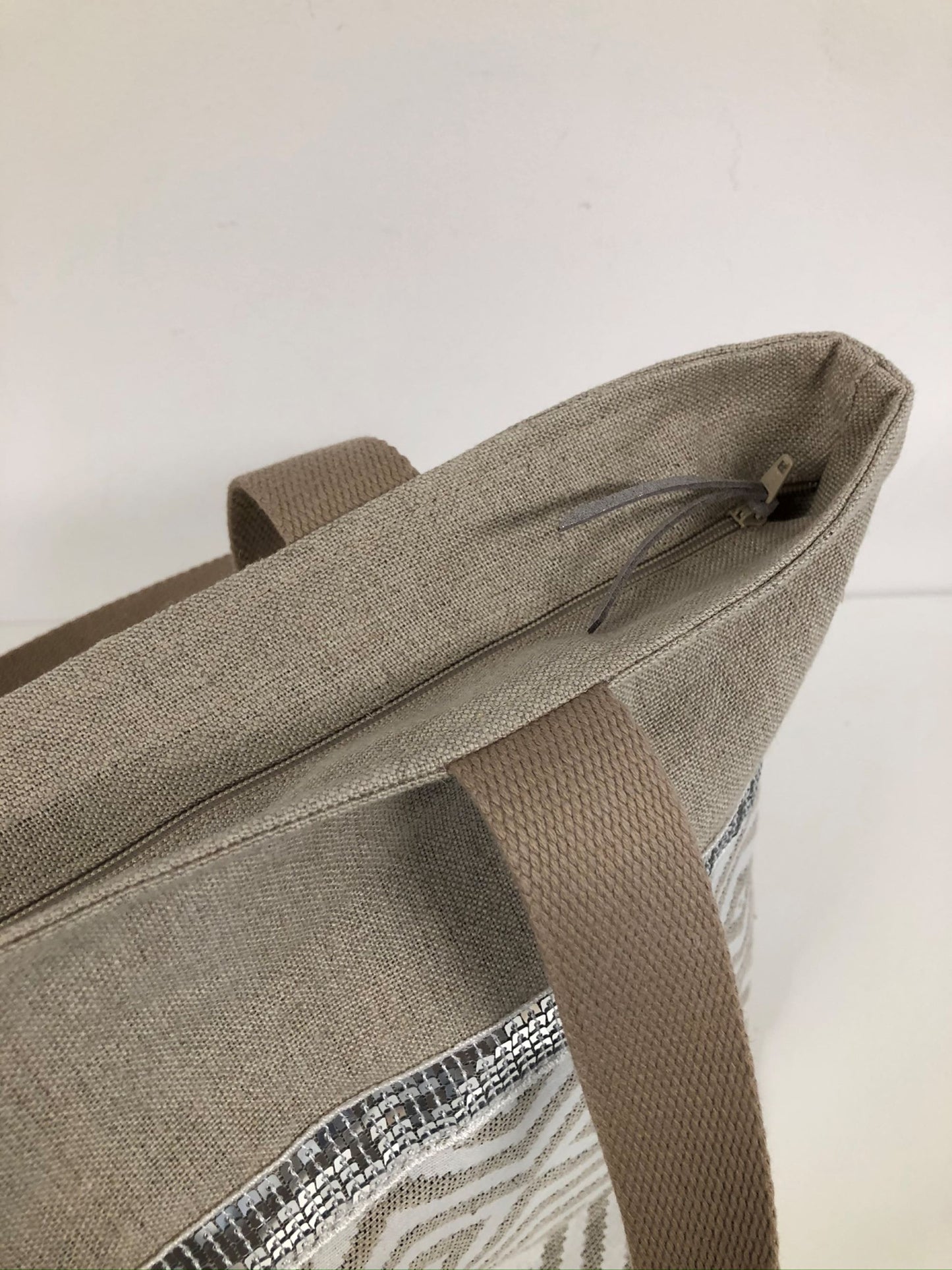 Sac cabas Isa en lin à motifs ethnique et paillettes noires