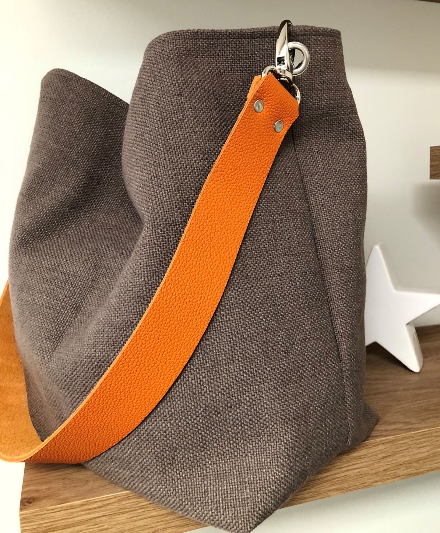 Sac Hobo en lin marron terre, anse cuir orange