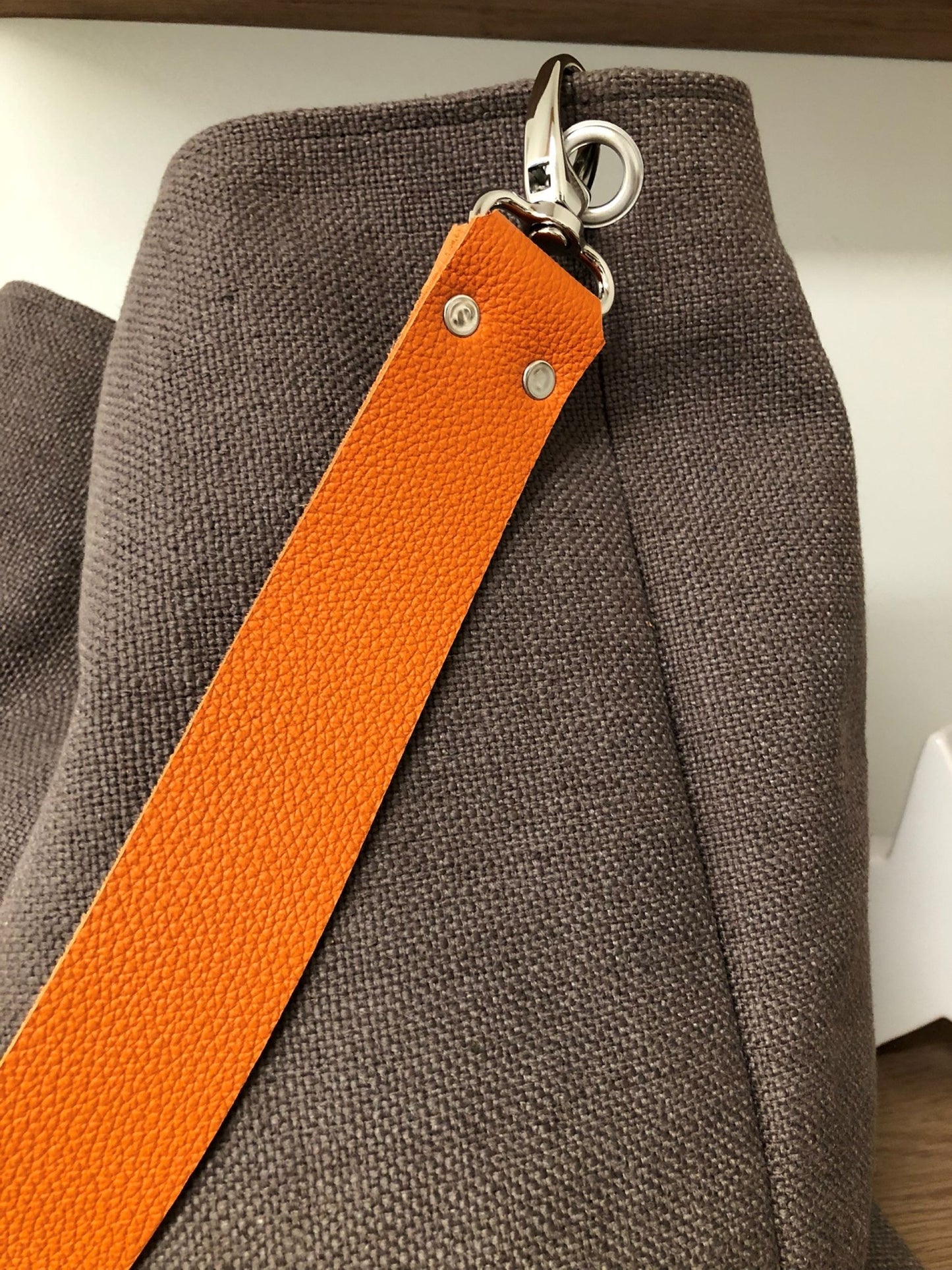 Sac Hobo en lin marron terre, anse cuir orange