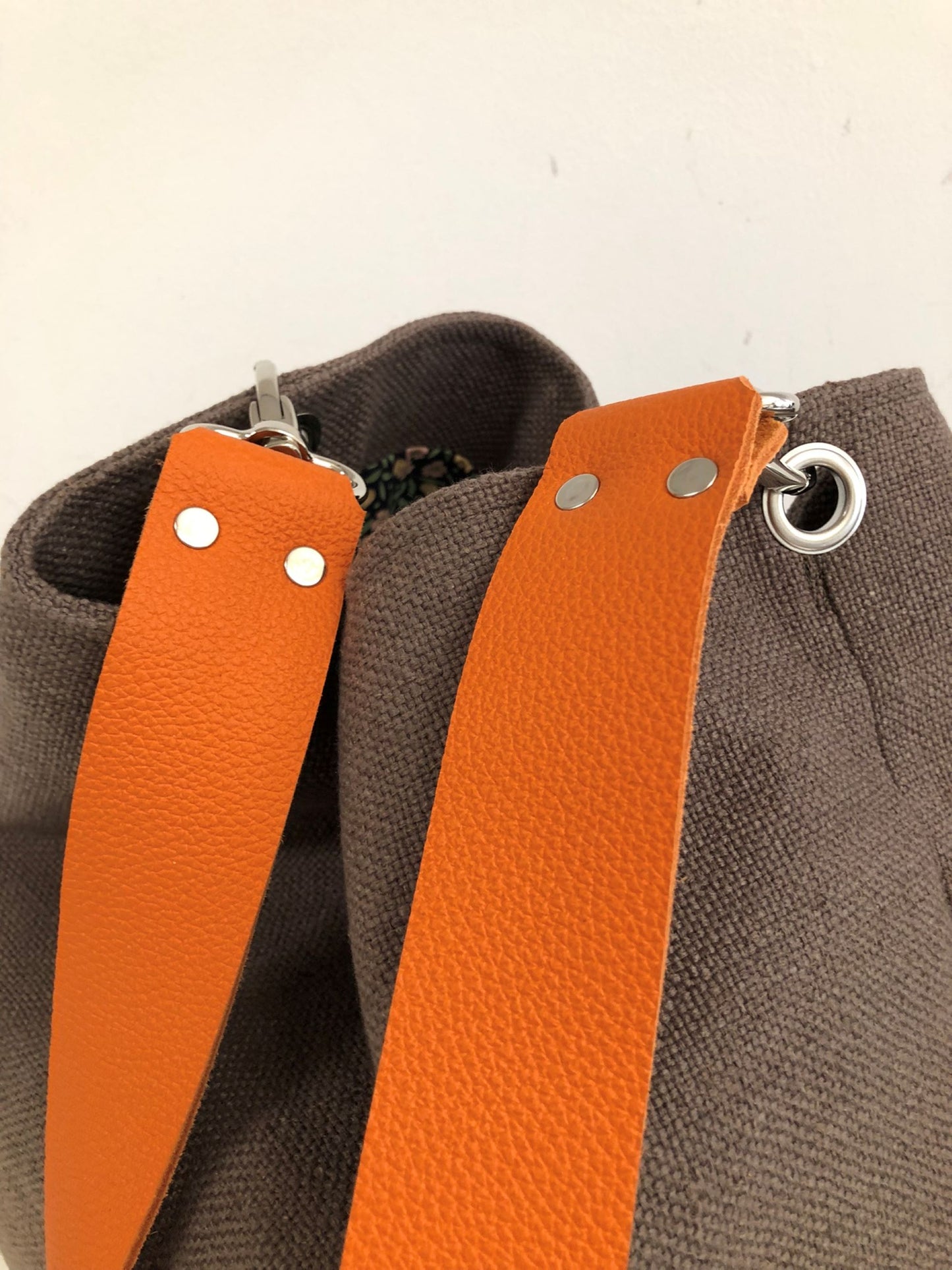 Sac Hobo en lin marron terre, anse cuir orange