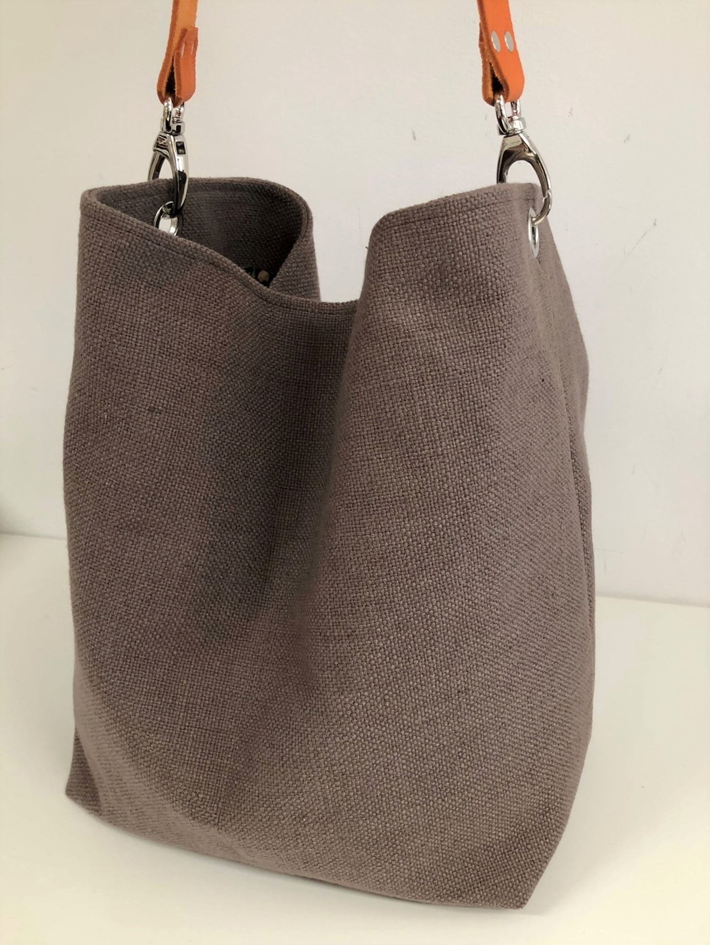 Sac Hobo en lin marron terre, anse cuir orange