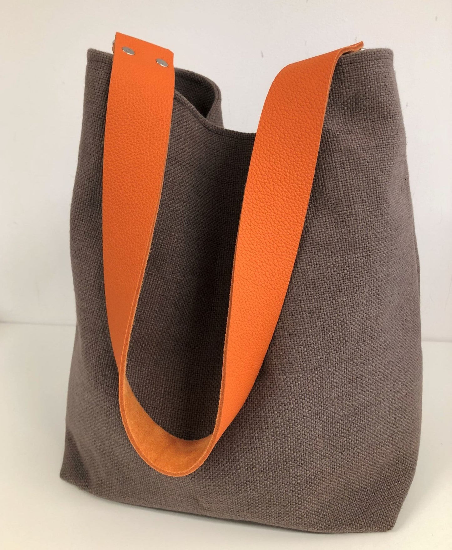Sac Hobo en lin marron terre, anse cuir orange