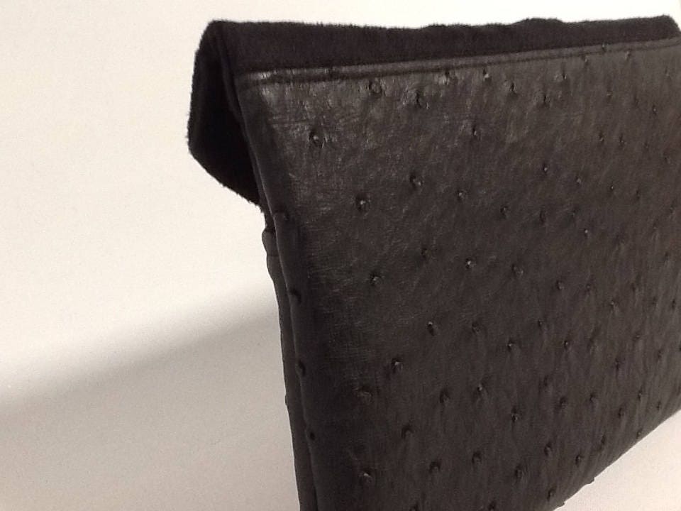 Compagnon de sac noir mat aspect autruche