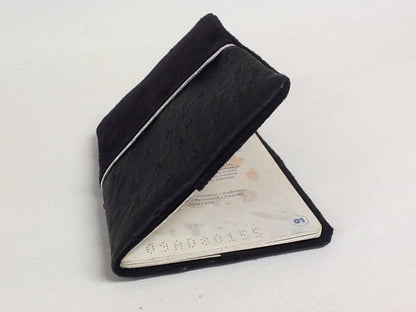 le protège-passeport noir et argenté aspect autruche