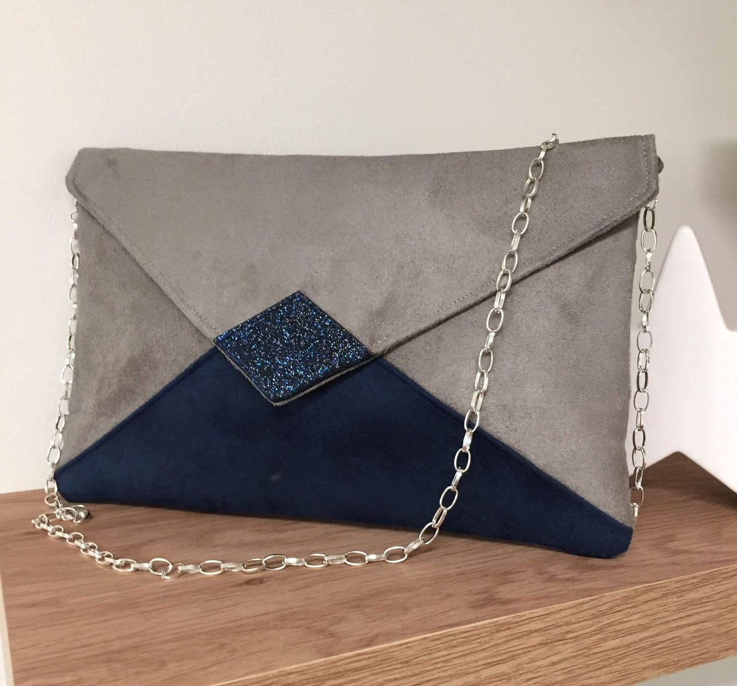 Sac pochette Isa gris taupe et bleu marine à paillettes