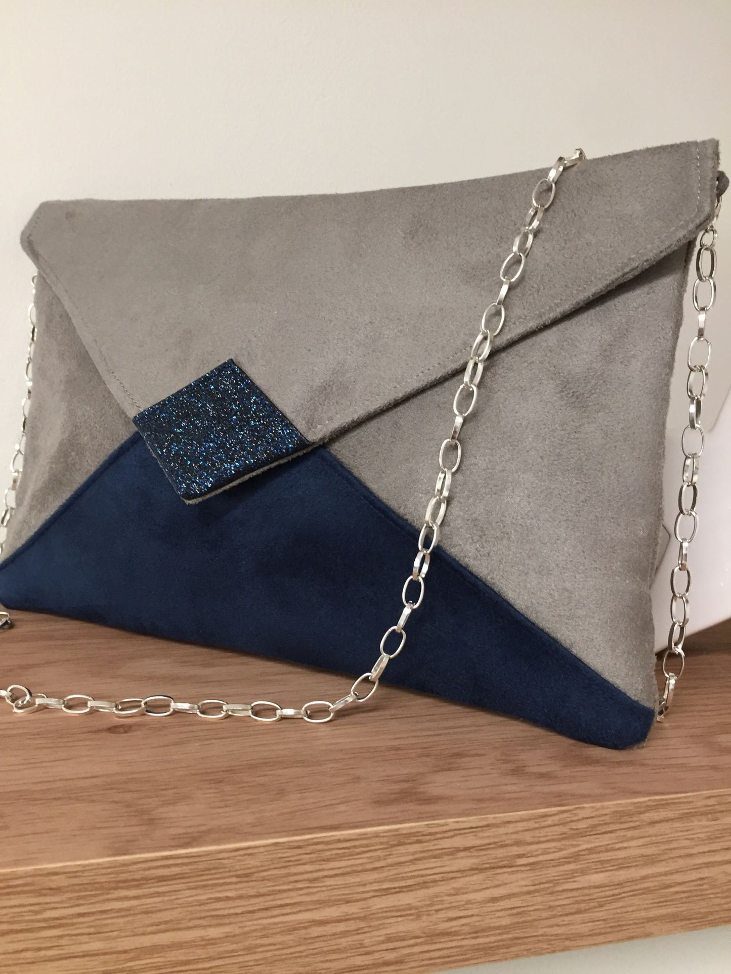 Sac pochette Isa gris taupe et bleu marine à paillettes
