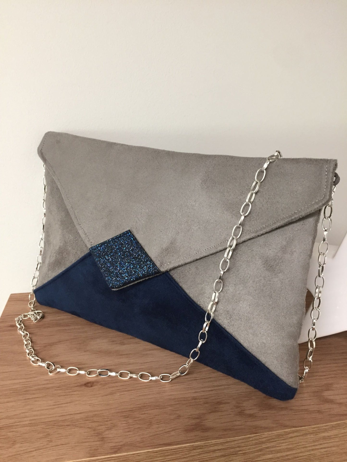 Sac pochette Isa gris taupe et bleu marine à paillettes