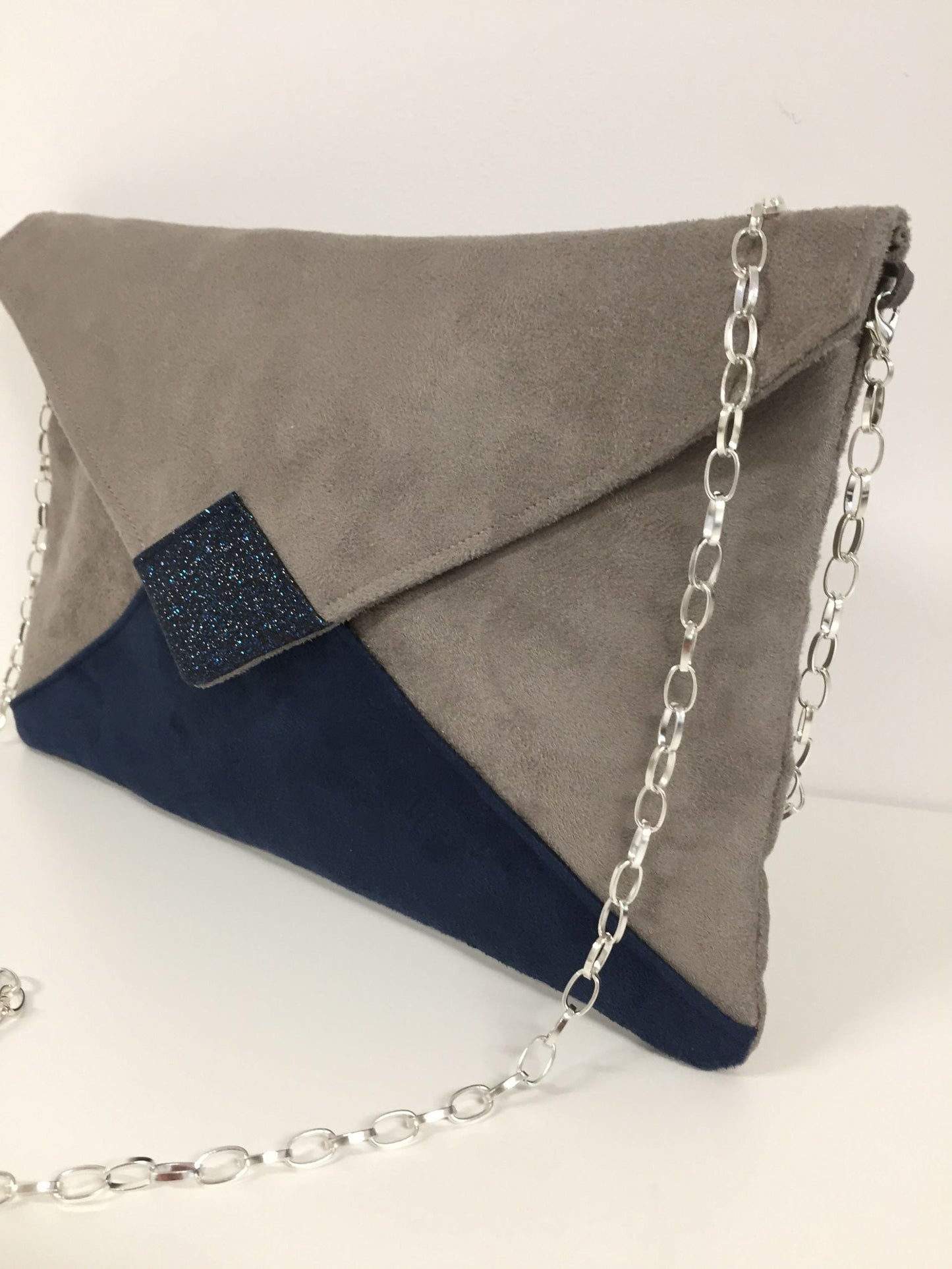 Sac pochette Isa gris taupe et bleu marine à paillettes