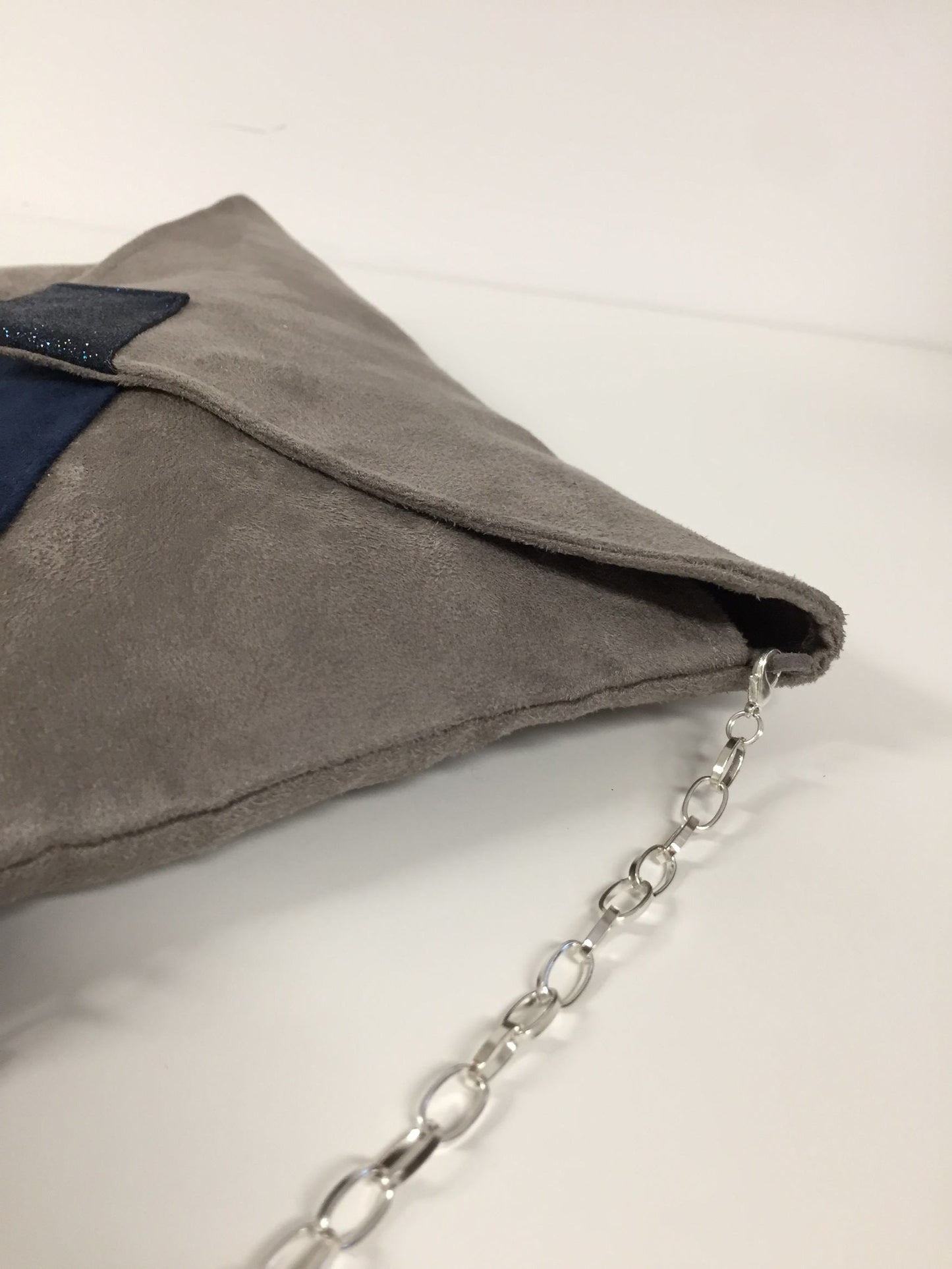 Sac pochette Isa gris taupe et bleu marine à paillettes