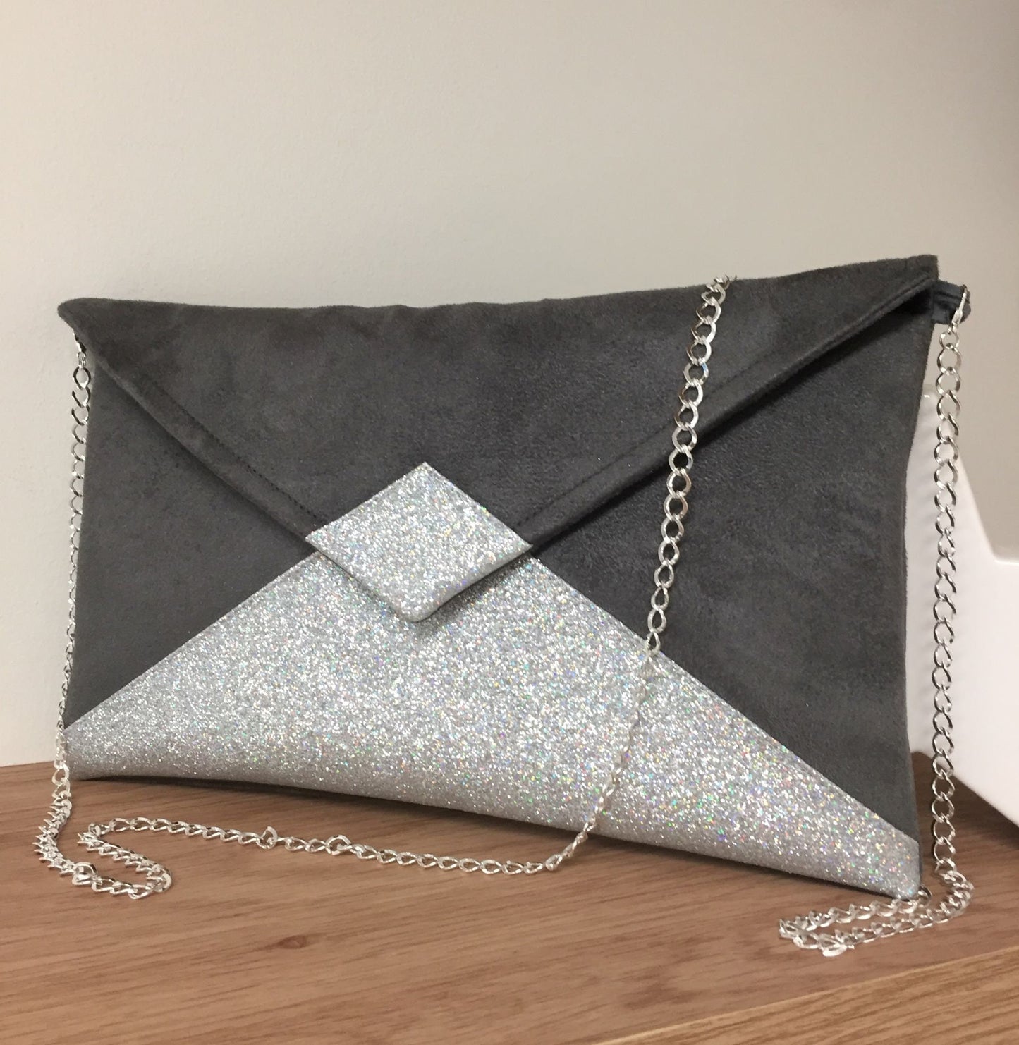 Sac pochette Isa gris souris à paillettes argentées