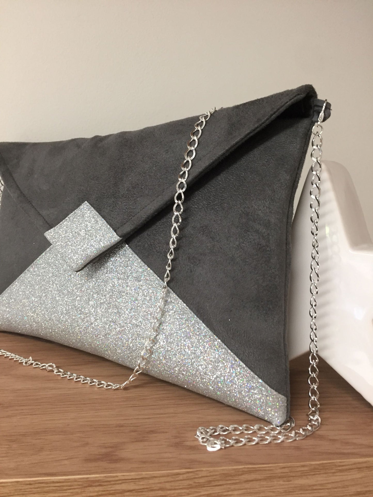 Sac pochette Isa gris souris à paillettes argentées