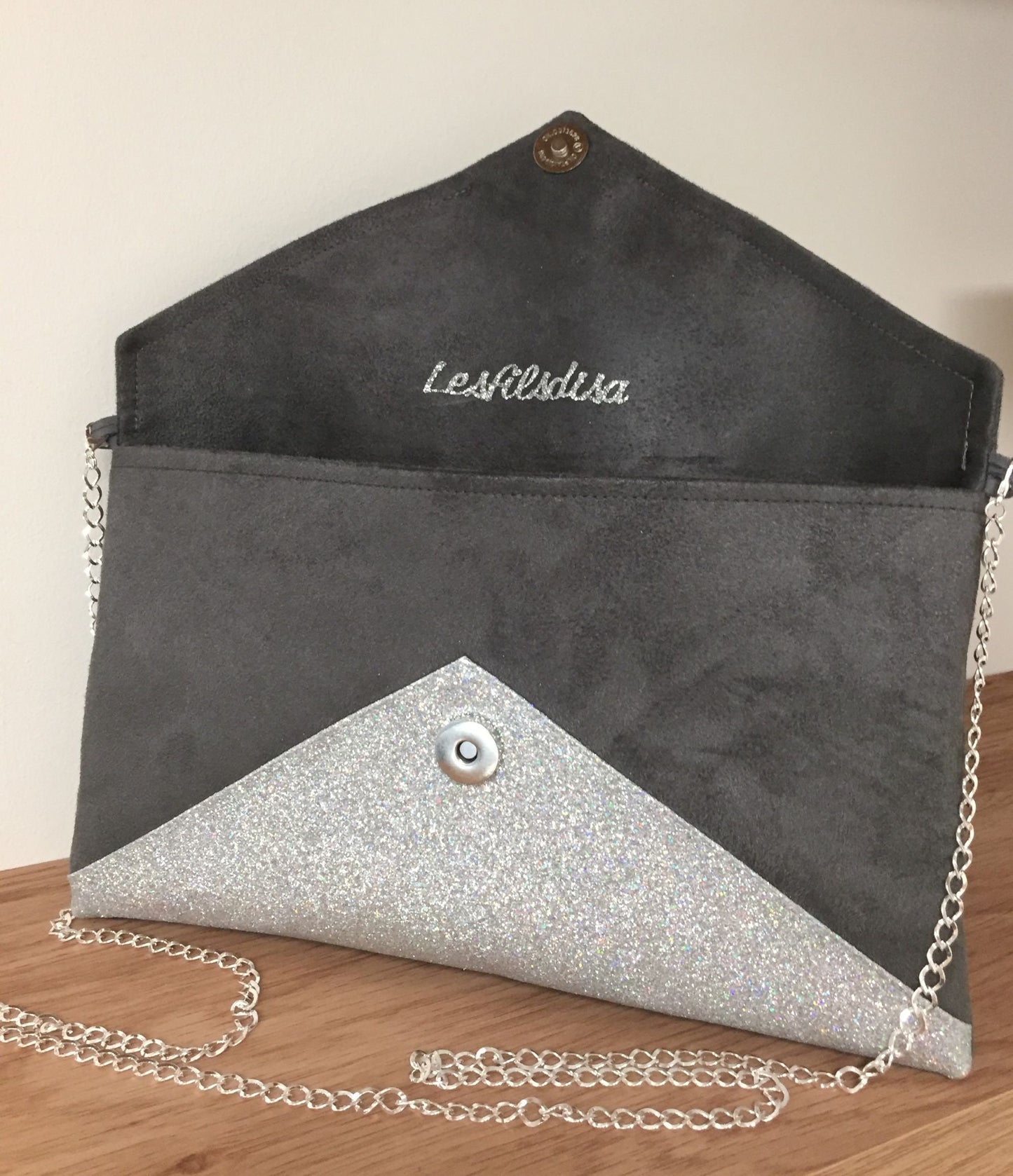 Sac pochette Isa gris souris à paillettes argentées