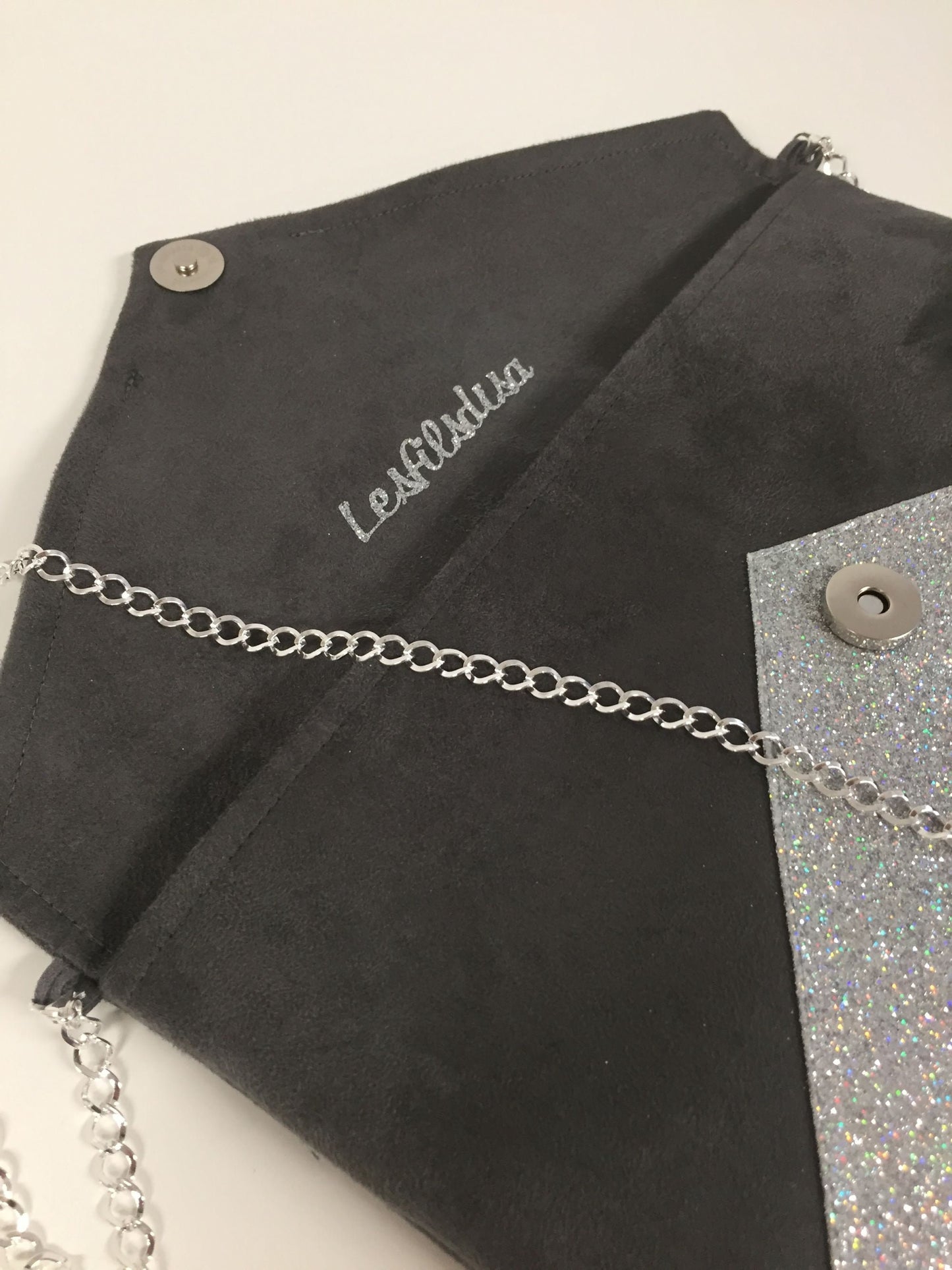 Sac pochette Isa gris souris à paillettes argentées