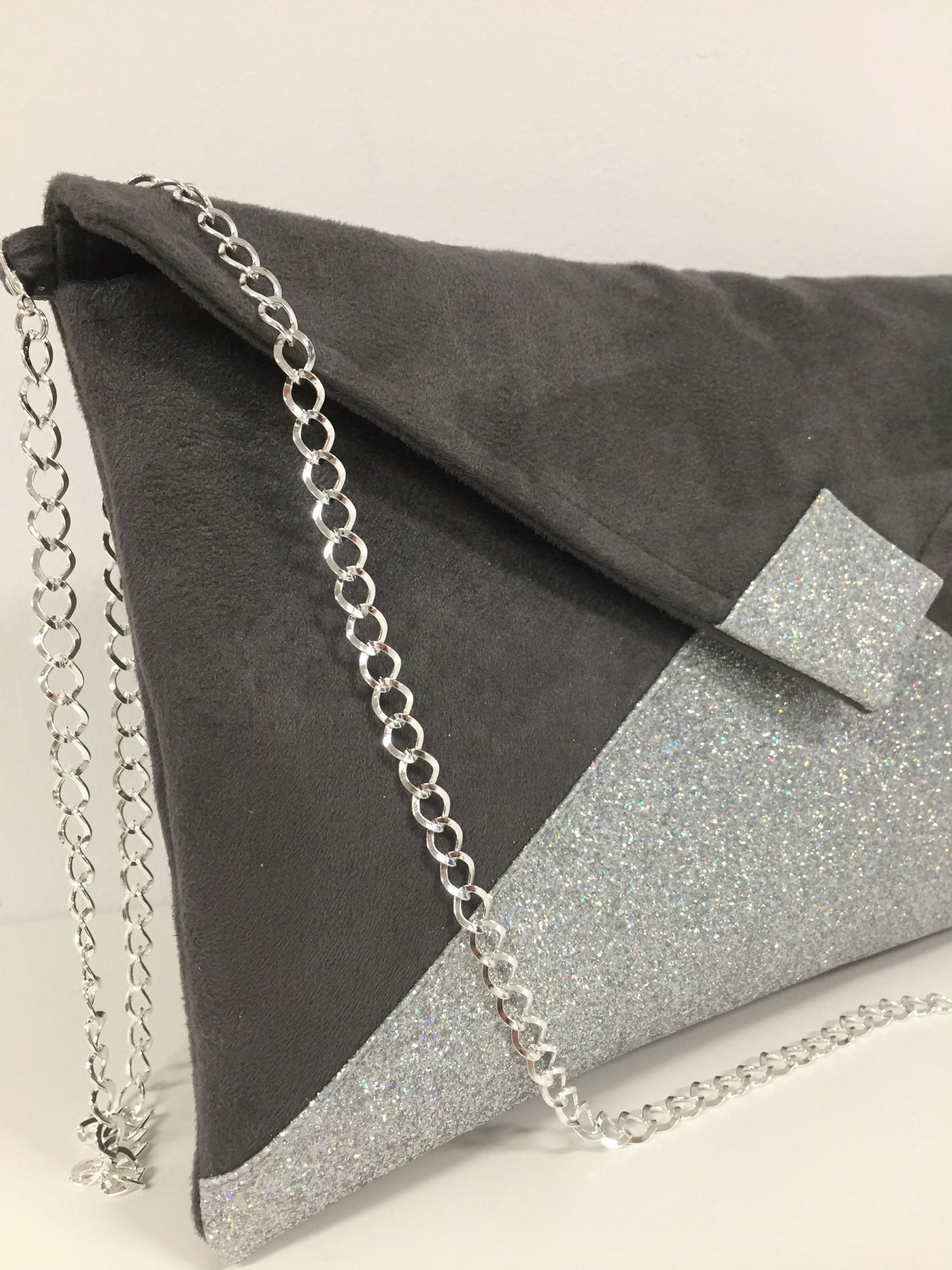 Sac pochette Isa gris souris à paillettes argentées