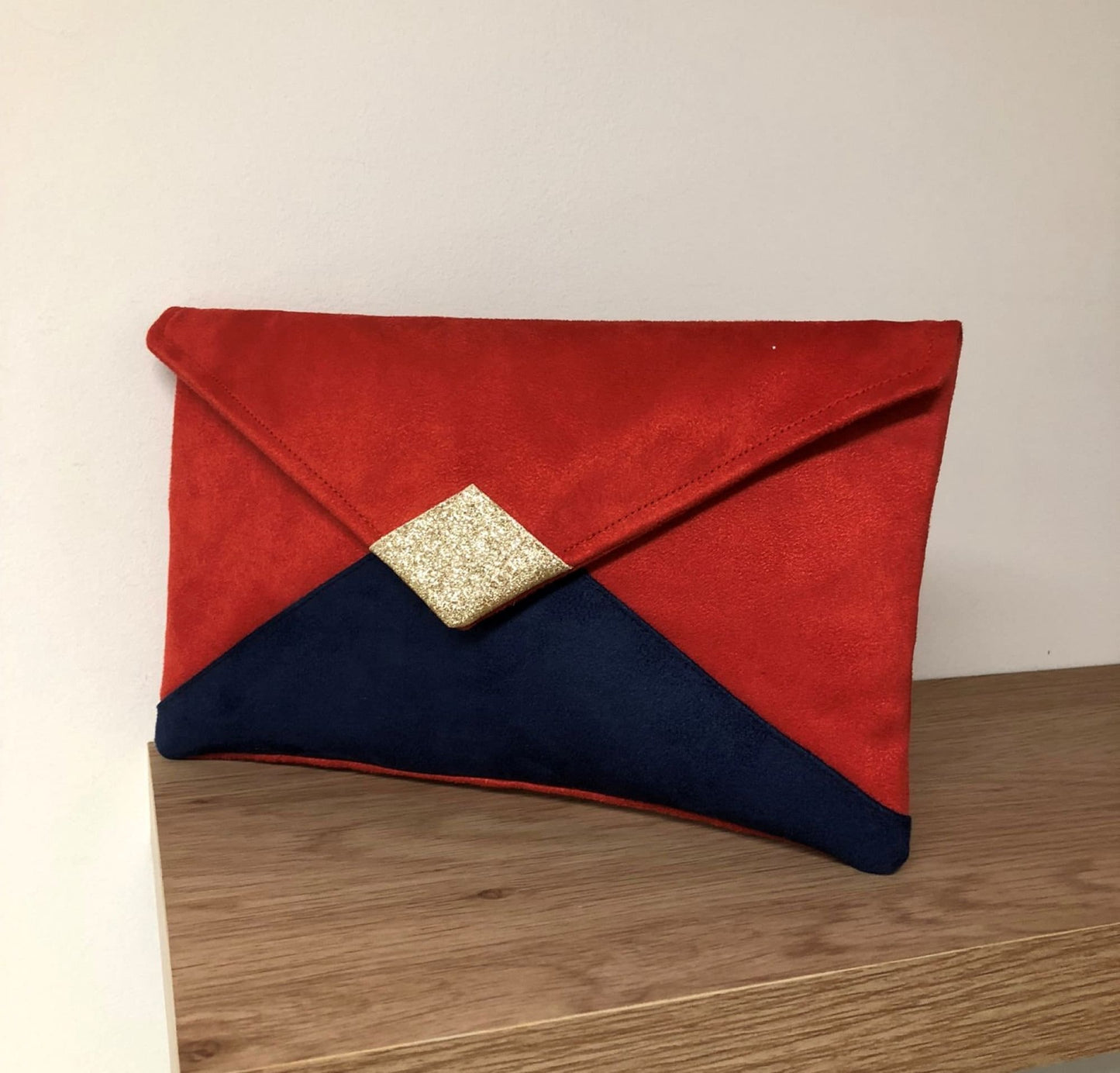 Sac pochette Isa rouge et bleu marine à paillettes dorées