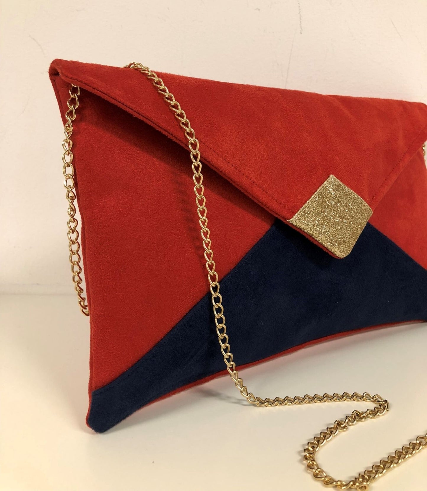 Sac pochette Isa rouge et bleu marine à paillettes dorées