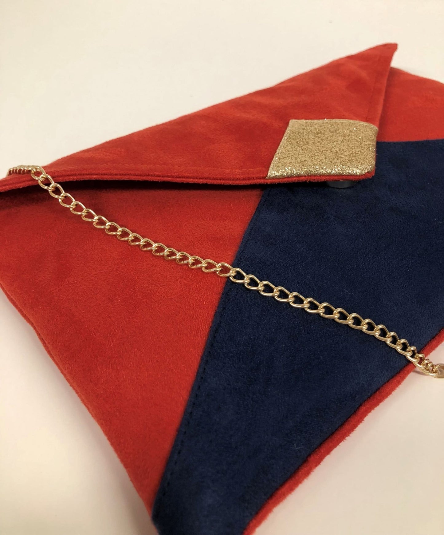 Sac pochette Isa rouge et bleu marine à paillettes dorées