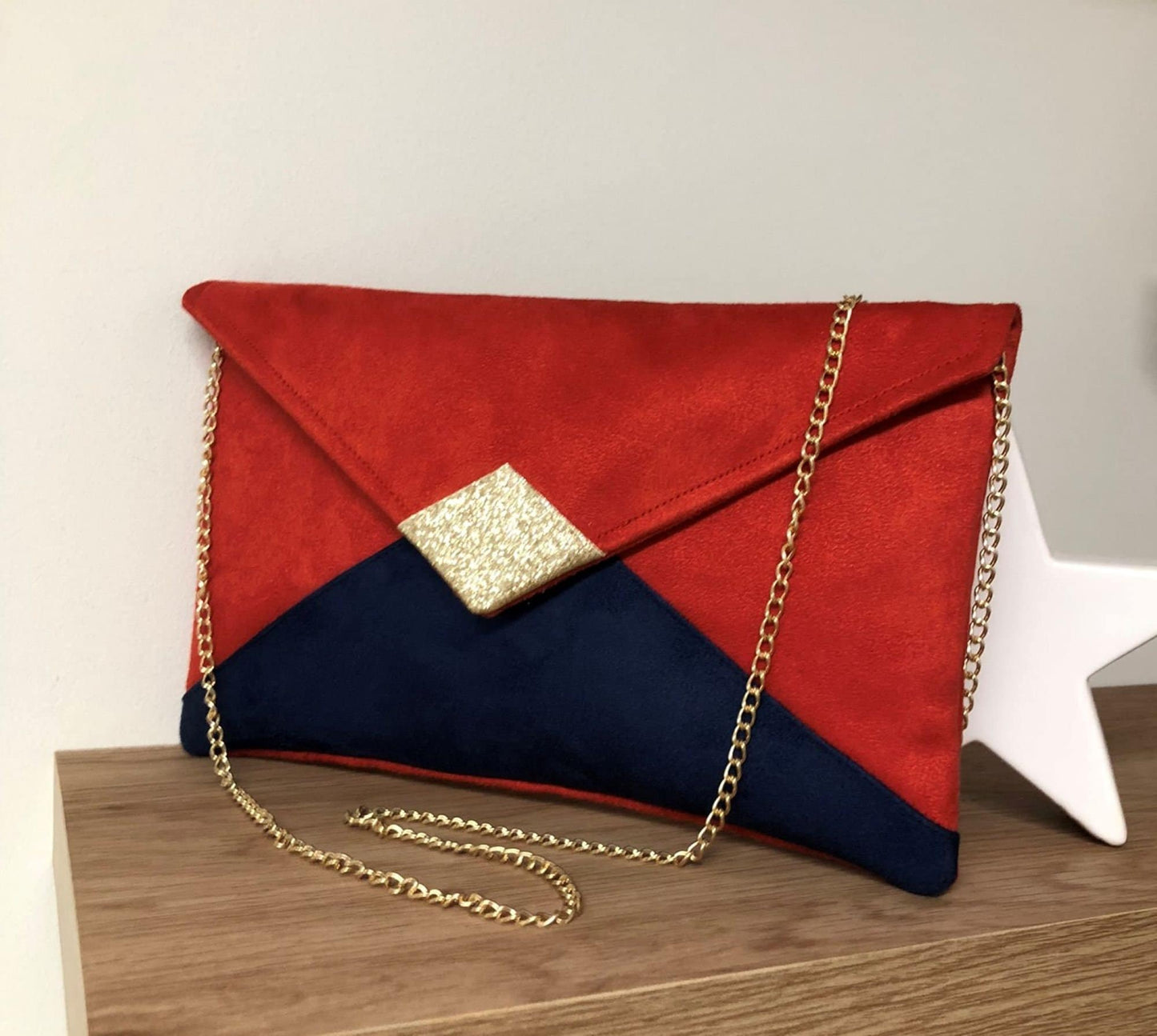 Sac pochette Isa rouge et bleu marine à paillettes dorées