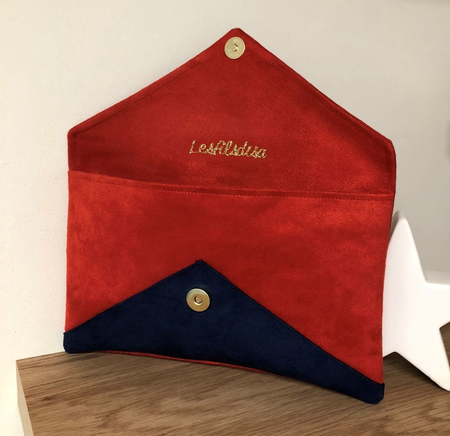 Sac pochette Isa rouge et bleu marine à paillettes dorées