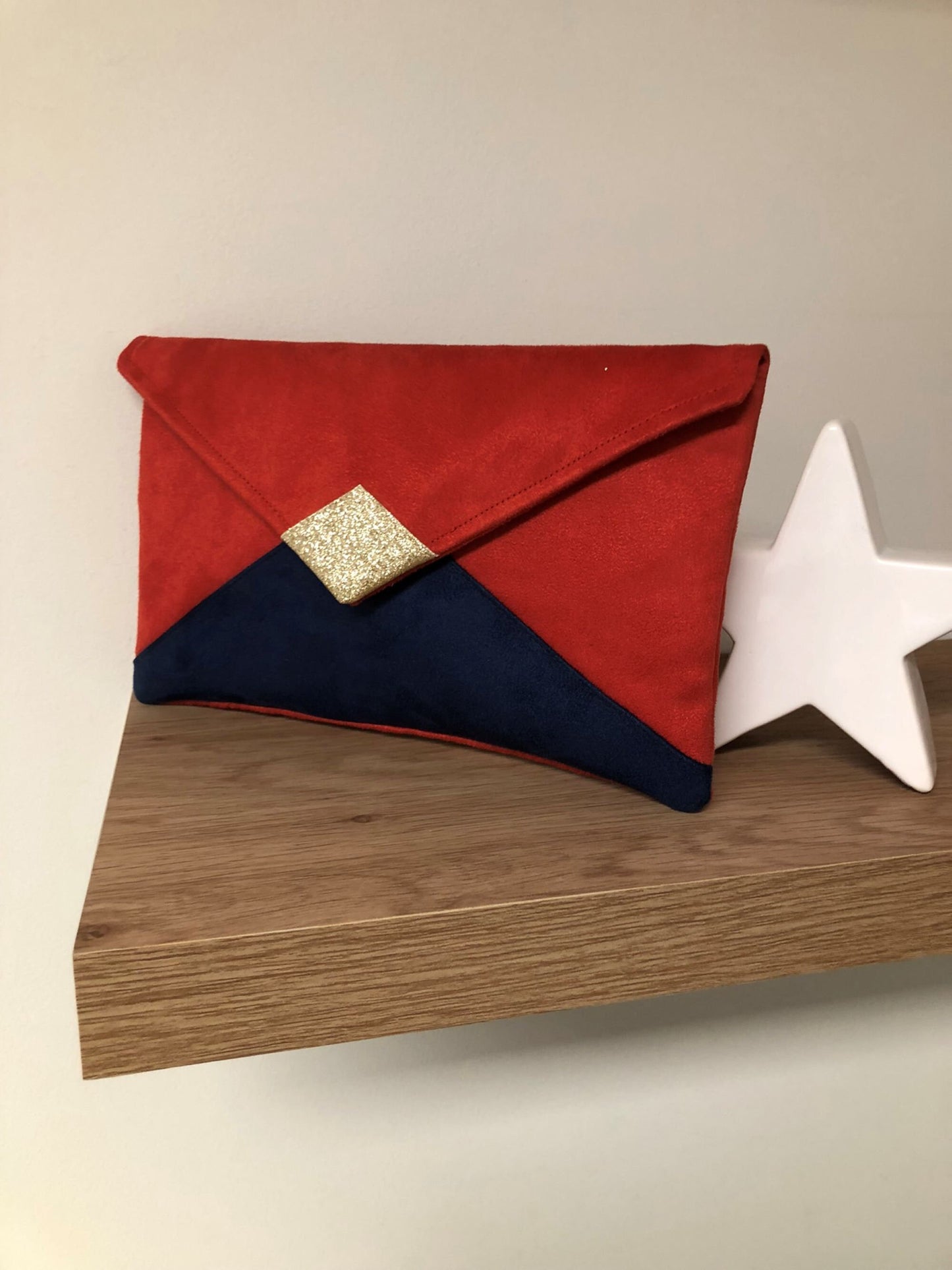 Sac pochette Isa rouge et bleu marine à paillettes dorées
