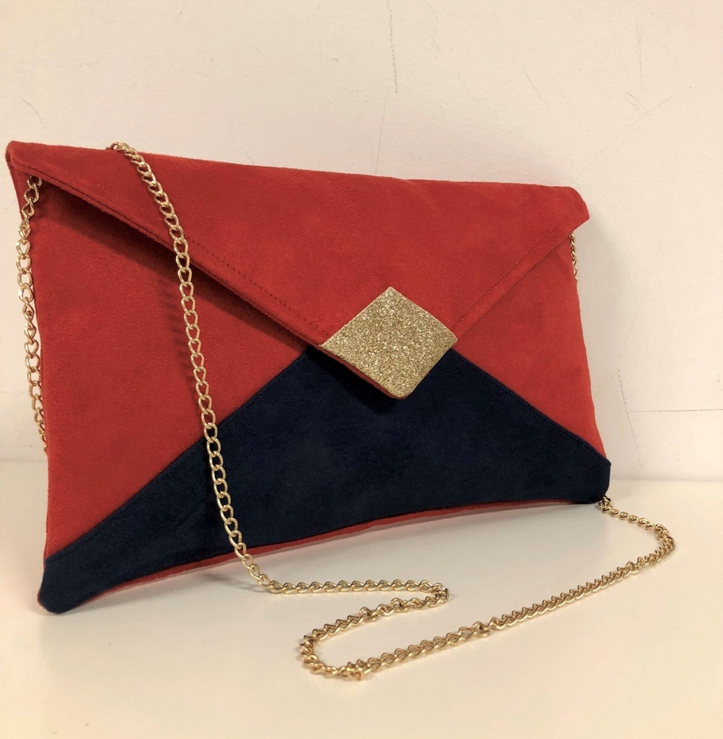 Sac pochette Isa rouge et bleu marine à paillettes dorées
