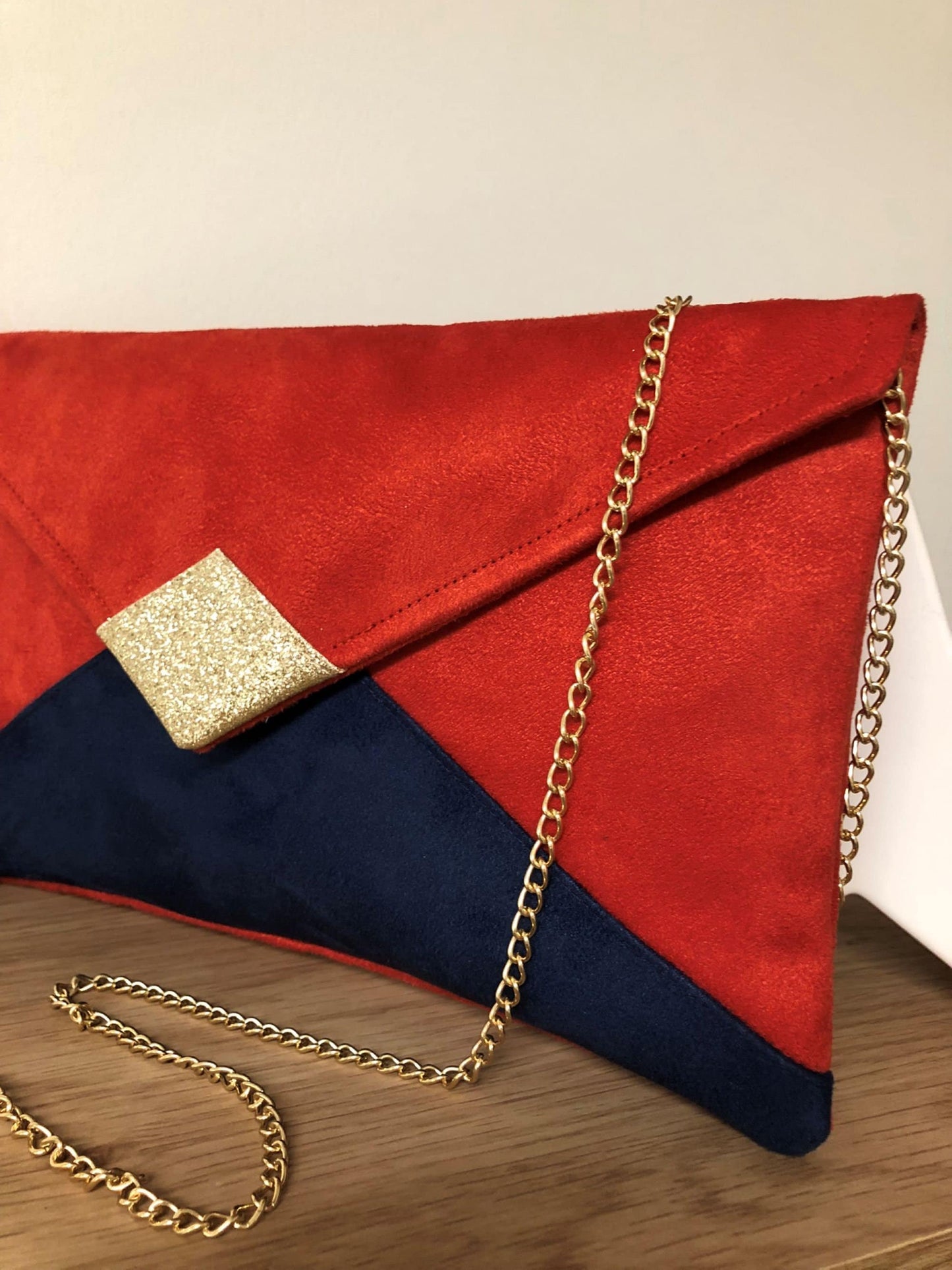 Sac pochette Isa rouge et bleu marine à paillettes dorées