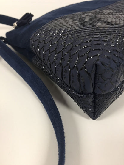 Le sac bandoulière Isa bleu marine aspect reptile