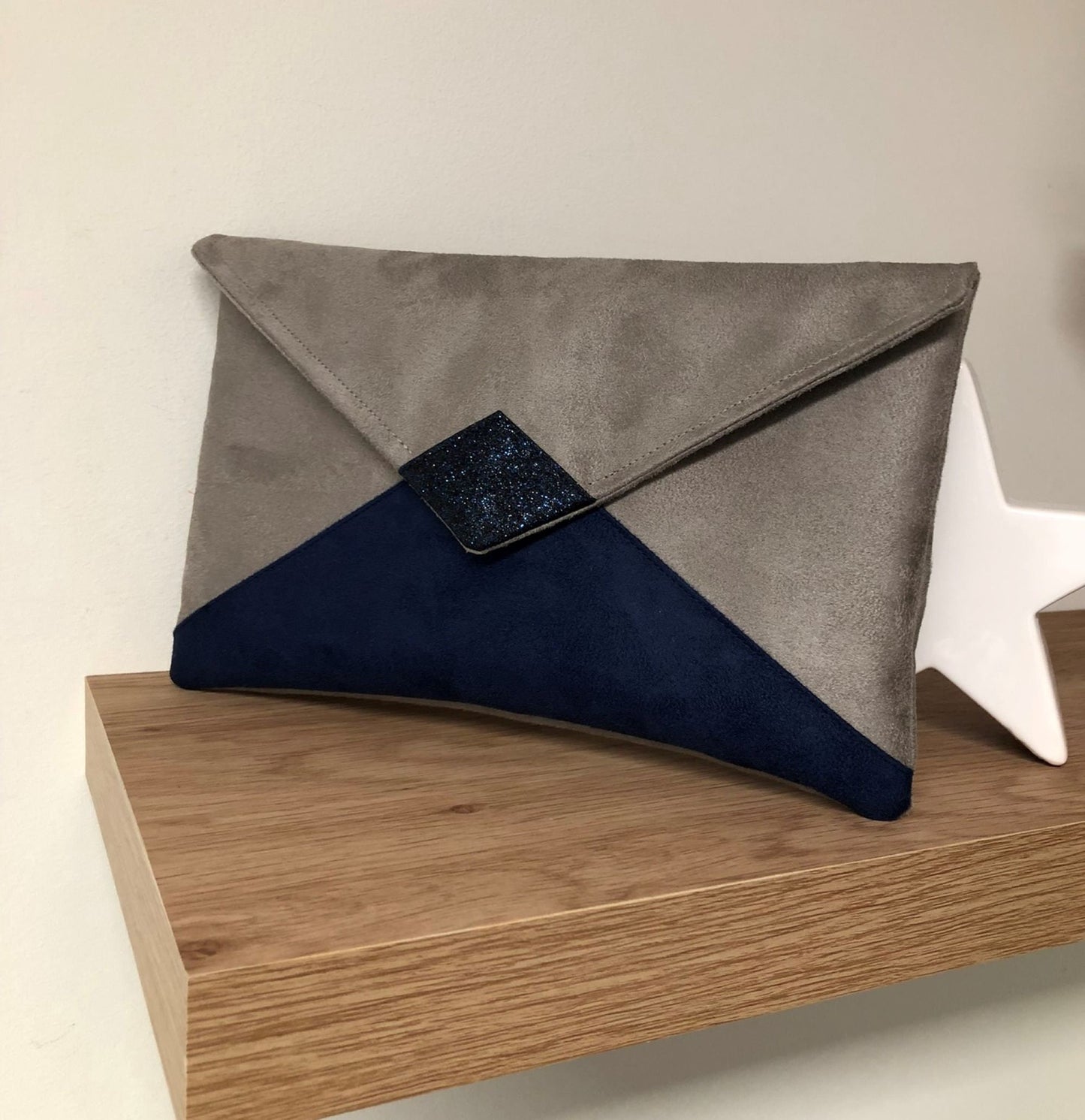 Sac pochette Isa gris taupe et bleu marine à paillettes