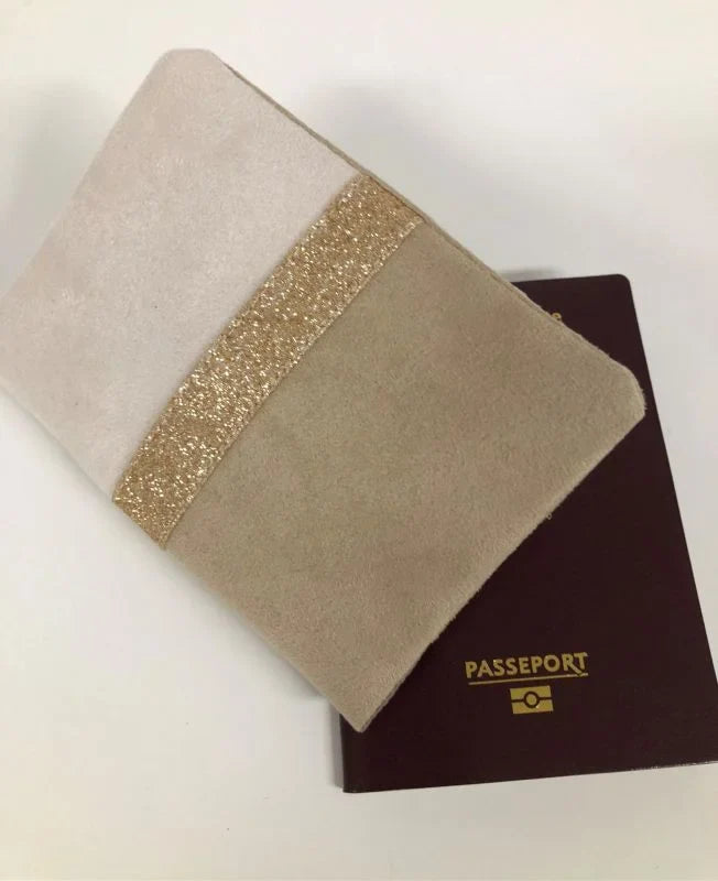 Le protège passeport écru et beige à paillettes dorées