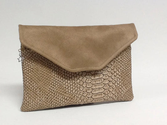 Le compagnon de sac beige aspect reptile, vue de face.