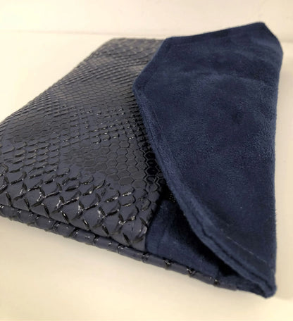 Vue latérale du compagnon de sacbleu marine aspect reptile.