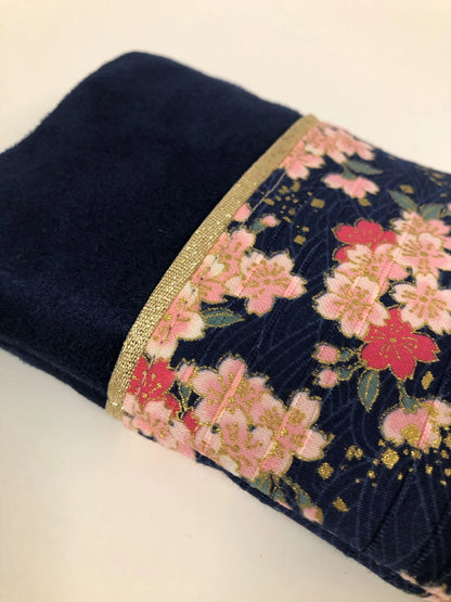 Vue détaillée de l'étui à lunettes bleu marine en tissu japonais à fleurs de cerisier.