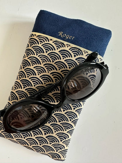 Exemple de personnalisation de l'étui à lunettes bleu marine en tissu japonais Seigaiha.